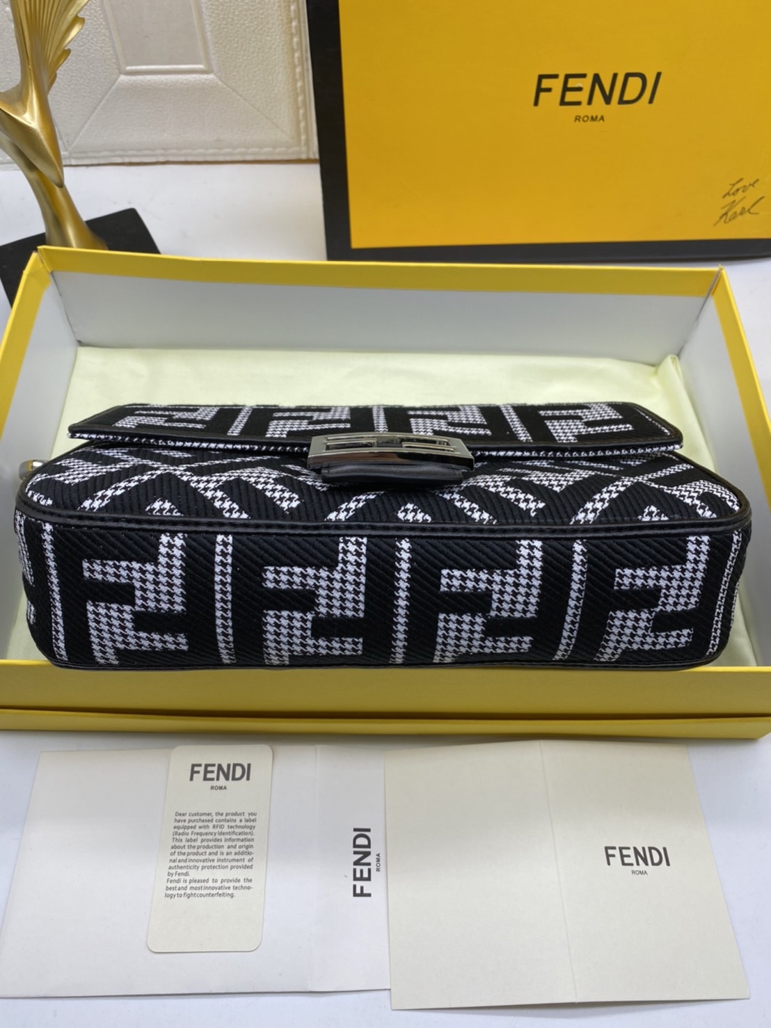Fendi Baguette FF Tapestry Fabric Bag 26cm เกรดออริจินอล กระเป๋าทรง Baguette ลวดลาย FF สไตล์วินเทจ สามารถถือด้วยมือหรือสะพายไหล่หรือสะพายข้างด้วยที่จับหนังและสายสะพายไหล่ ทั้งสองแบบถอดออกได้ สวยหรู ใบนี้ไม่ควรพลาดค่า