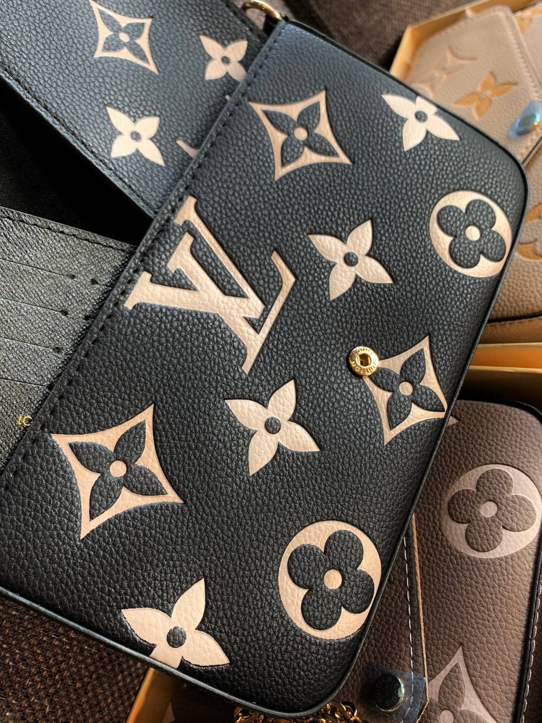 VIP 】Louis Vuitton Pochette Felicie ใบจริงหนังสวยมากๆค่า! ✔️กระเป๋าแบบคลัท มีสายสะพายโซ่มาให้ด้วยค่ะ ✔️หนังแกะสังเคราะห์อย่างดี ลายหนังสวย ปั้มลายแบรนด์ทั้งใบ ✔️รุ่นนี้มาพร้อมกระเป๋าเล็ก สำหรับใส่บัตรได้1ใบ//ใส่ธนบัตรแบบมีซิปรูดอีก1ใบ