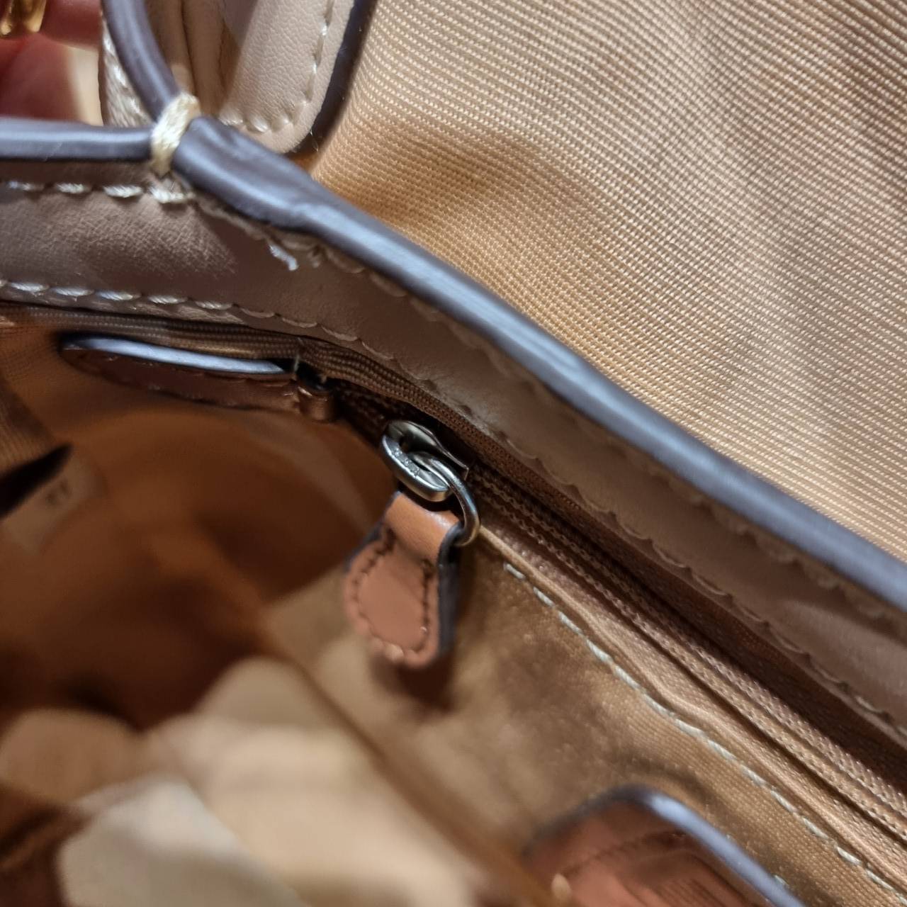 COACH 68349 CASSIE CROSSBODY IN SIGNATURE CANVAS เรียบหรู ดูดี ก็ต้องไอเท็มนี้ไม่อยากให้พลาด!! พาสเทลละมุนมากๆ สะพายแล้วดูแพงมากๆ สวยเลิศ กระเป๋าถือ/สะพายข้าง วัสดุหนังแคนวาสสลับหนังแท้ เปิด-ปิดด้วยตัวบิดล็อคแน่นหนา ภายในแบ่งสัดส่วนอย่างดี ใส่ของได้ครบสบา