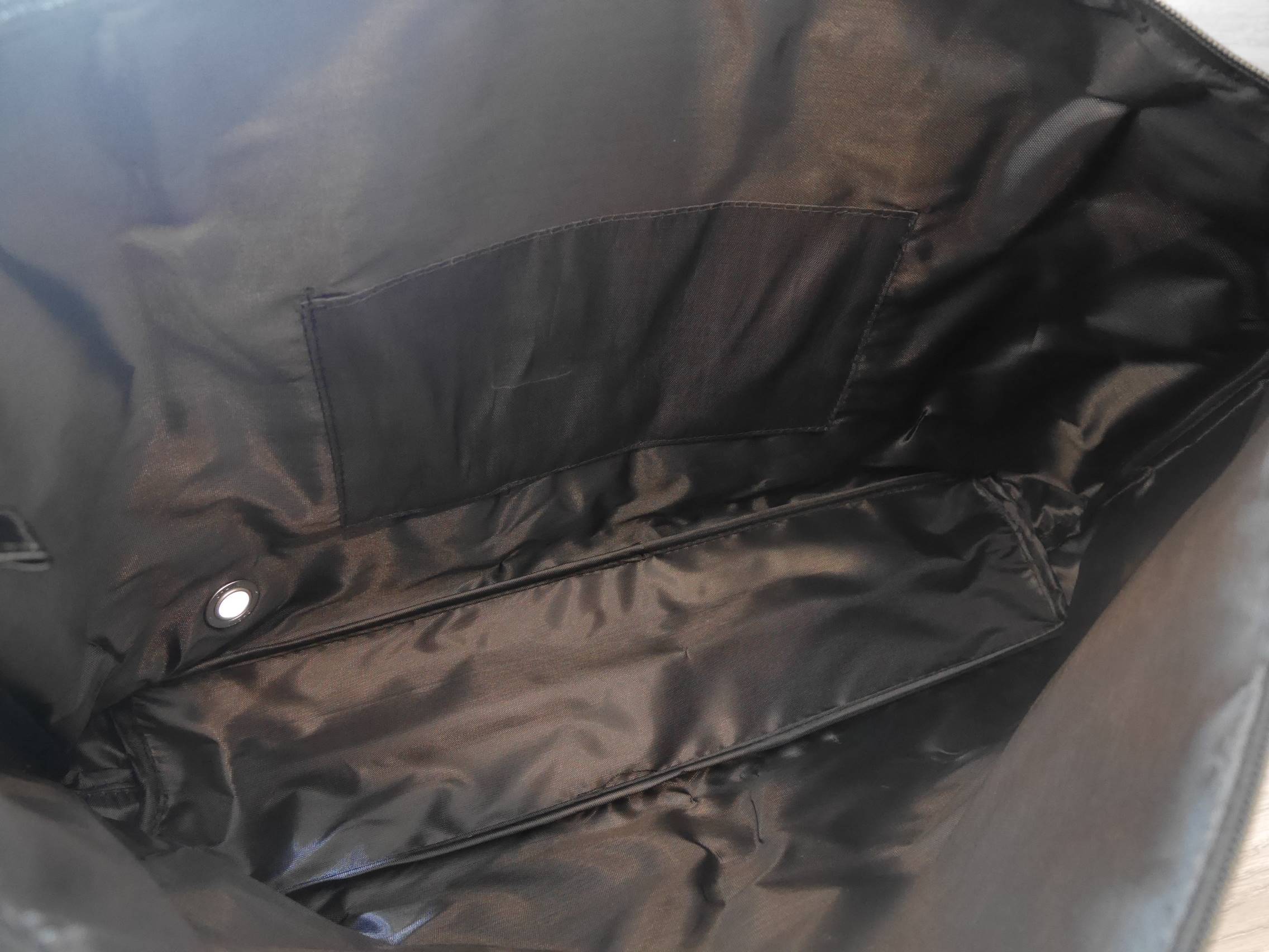 งานพรีเมี่ยมกิ้ฟ จากเคาเตอร์ต่างประเทศนะคะ 🎄🎄 New! กระเป๋าใบใหญ่ทรง Tote จากแบรนด์ Chanel VIP gift Bag ของแท้ 100% ทำจากผ้าหนา Polyester ฐานล่างกระเป๋าทำจากหนังแก้วผิวมันเงา สวยหรู สกรีนโลโก้ชาแนลหน้าหลัง หัวซิปปั้มโลโก้ ด้านในเป็นช่องกว้า