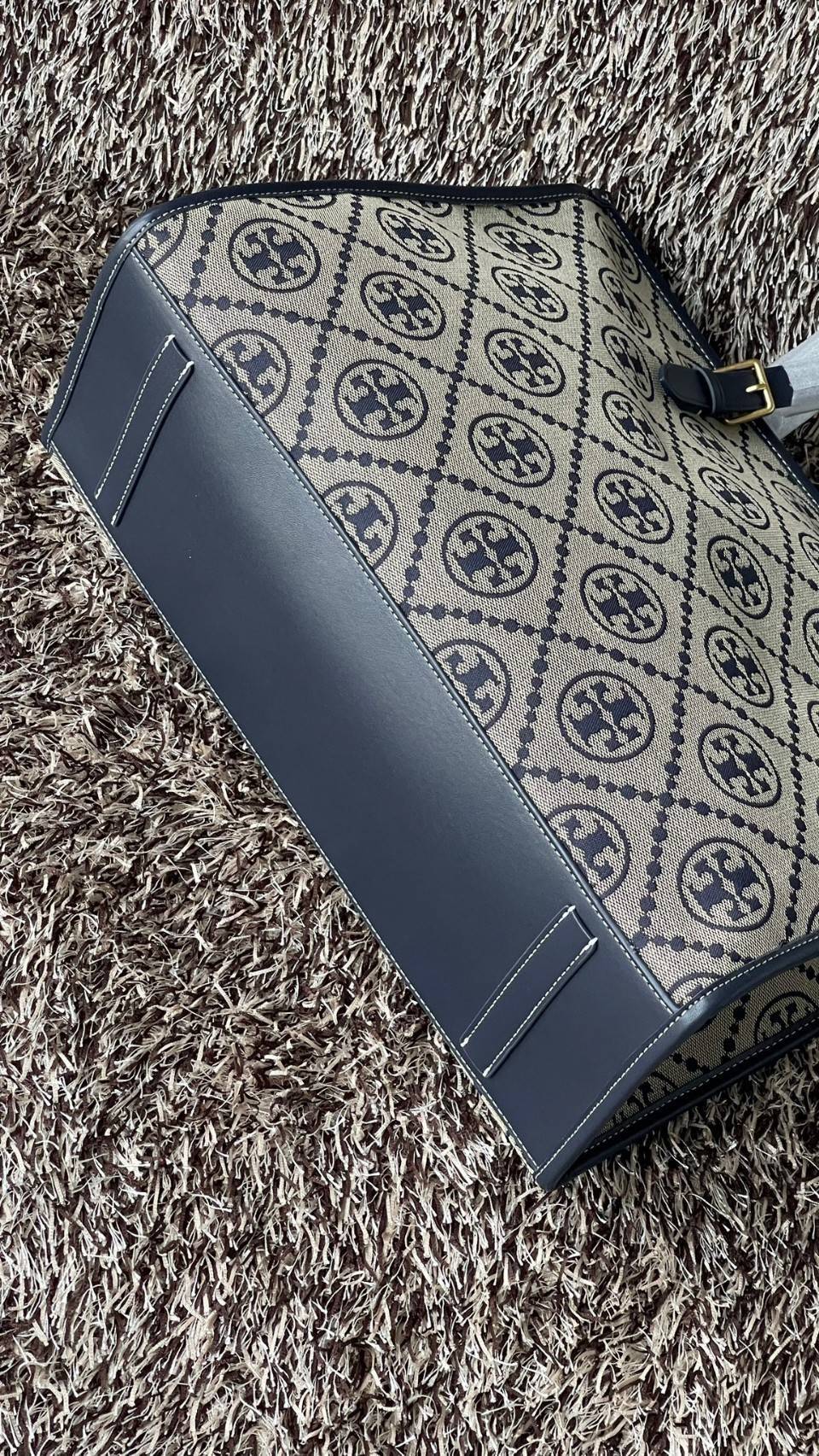 TORY TOTE BAG / Tory Burch T Monogram Jacquard Large Tote Bag สำหรับคนที่ชอบกระเป๋าที่มีพื้นที่ใส่ของได้จุใจ หยิบของใช้งานสะดวก และพกพาง่าย ขอแนะนำกระเป๋ารุ่น นี้เลยคะ