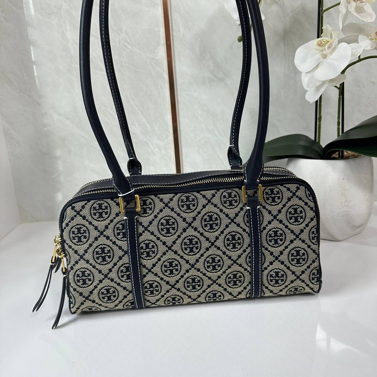 TORY BURCH Small T Monogram Marshmallow Satchel / Tory Burch tote handbag พร้อมส่ง 2 สี ใหม่ล่าสุด กระเป๋าสะพายไหล่ดีไซน์สุดทันสมัย ตัดเย็บสวยงาม ผ้า jacquard ตัดหนัง เปิด-ปิดแบบซิป มีช่องแบ่ง 2 ช่อง มีซิปลับด้านใน ใส่ของได้เยอะมากๆ ค่ะ