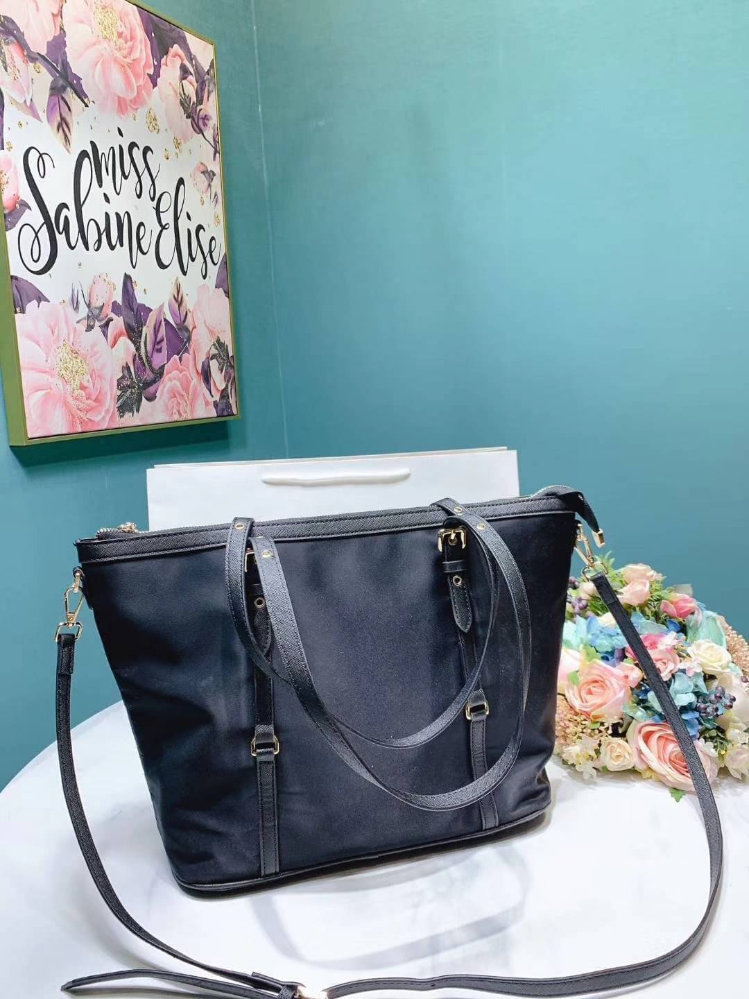 Best Price! & Hot item! สุดคุ้ม 👏👏 งานใบใหญ่ **ใส่ของจุใจ จากงานพรีเมี่ยมกิ้ฟ จากเคาเตอร์ต่างประเทศคะ แบรนด์ PRADA เป็น กระเป๋าผ้าไนล่อน ตามแบบฉบับของแบรนด์เลย หลงรักเลยคะ สะพายไหล่ได้ ถือก็สวยๆ ใช้แล้วสวยมากๆ ใส่ของได้เยอะเว่อร์ คุ้มราคา 