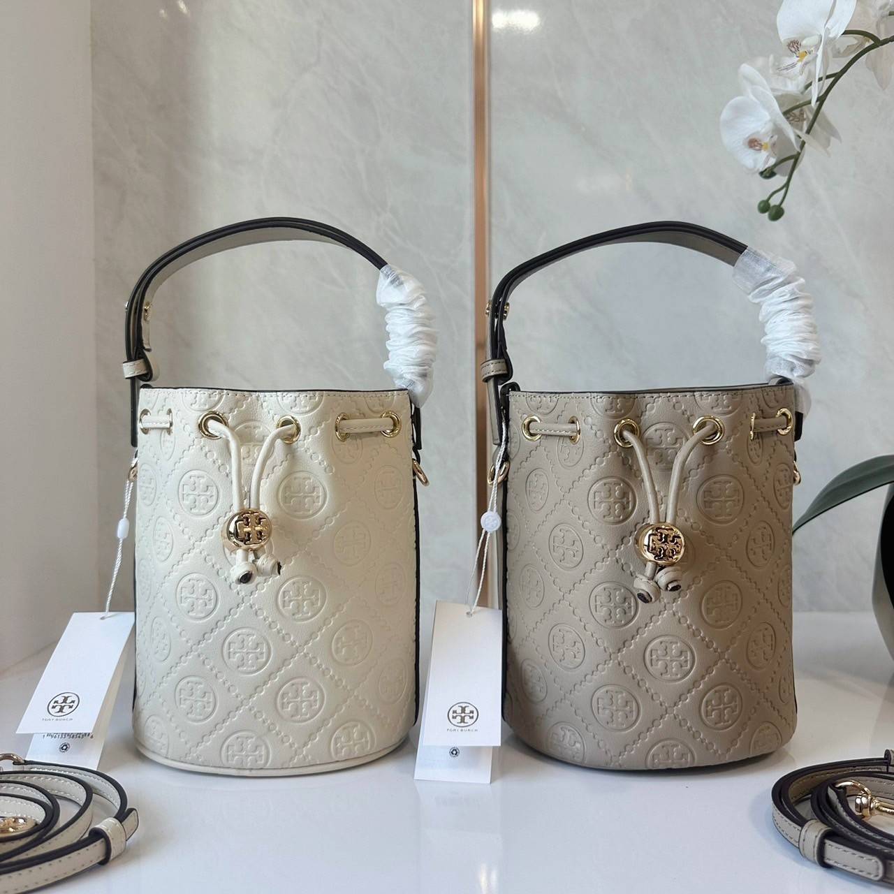 TORY BURCH mini T Monogram leather bucket bag กระเป๋าบัคเกต ไซต์ mini คอลเลกชันหนัง T Monogram ลายซิกเนเจอร์หนังปั้มลายนูน