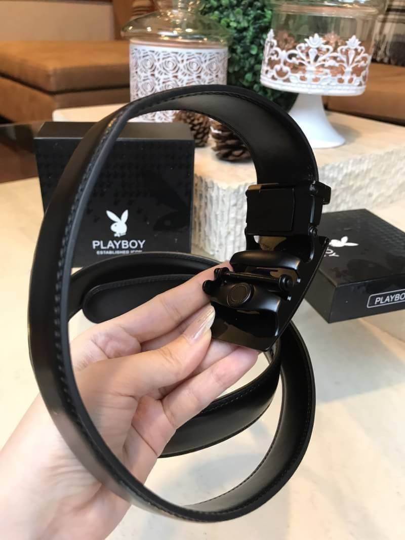 ไอเท็มแนะนำห้ามพลาด! PLAYBOY MEN LEATHER BELT (Free Size) เข็มขัดหนังสีดำรุ่นขายดีจาก Playboy หัวเข็มขัดโลหะดำเรียบปั้มโลโก้คุณภาพดีตามแบบฉบับของแบรนด์ ดีไซน์คลาสสิคเข้าได้กับทุกชุดสามารถปรับเลื่อนฟรีไซน์ได้หลายระดับ ตัดสายเองได้ มาพร้อมกล่องแบรนด์ค่ะ ไอเ