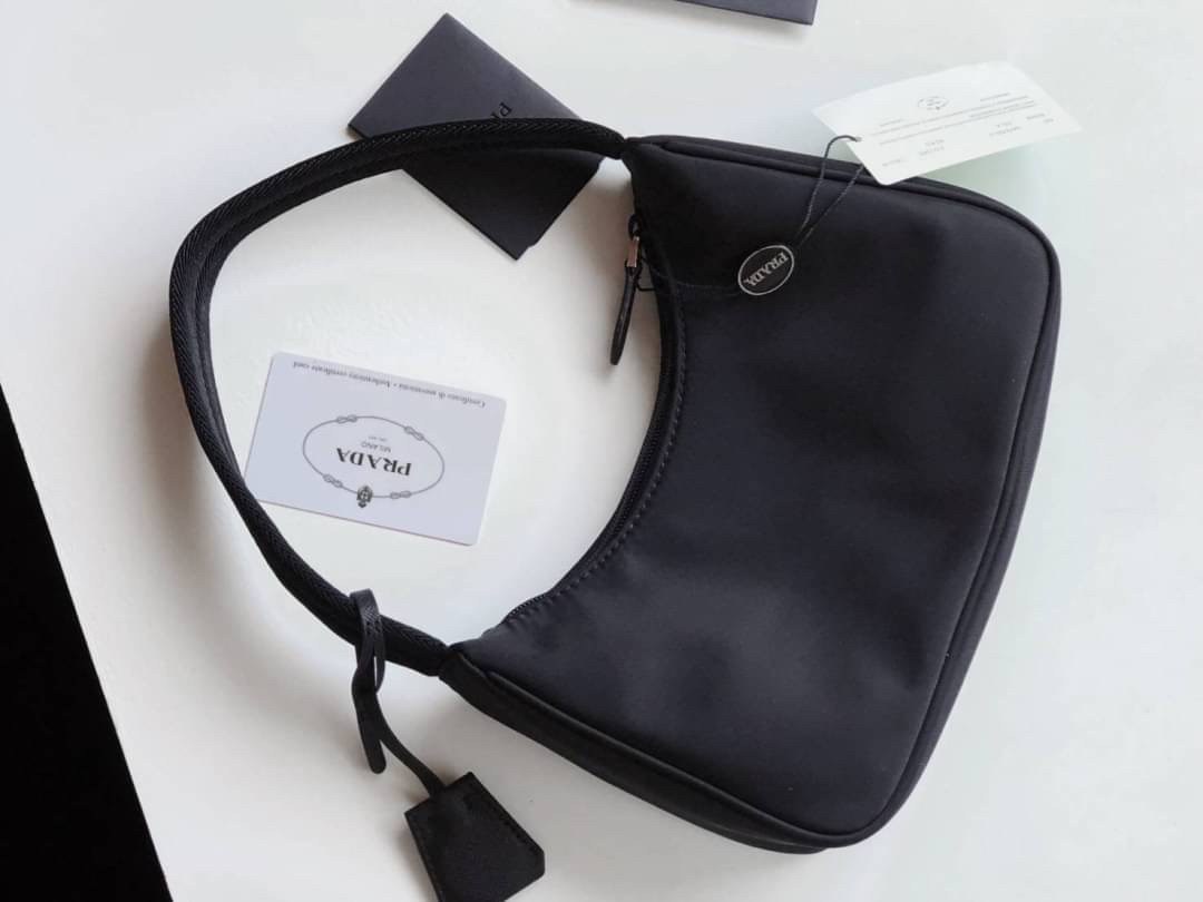 PRADA Nylon Mini Bag รุ่นใหม่แนะนำ!! พร้อมส่งครบ4สี รุ่นขายดีในตำนานค่ะ PRADA NYLON HANDBAGS ขนาดกะทัดรัด **อะไหล่เงิน วัสดุทำจากผ้าNylon อย่างหนา อยู่ทรง กันน้ำได้ หายห่วงคะ ด้านหน้ามีโลโก้แบรนด์ เปิดปิดด้วยซิป มาพร้อมสายผ้า ไม่สามา