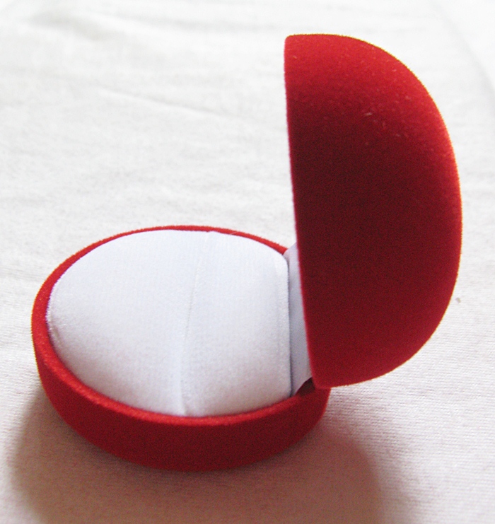 กล่องใส่แหวนทรงกลมสีแดงค่ะ