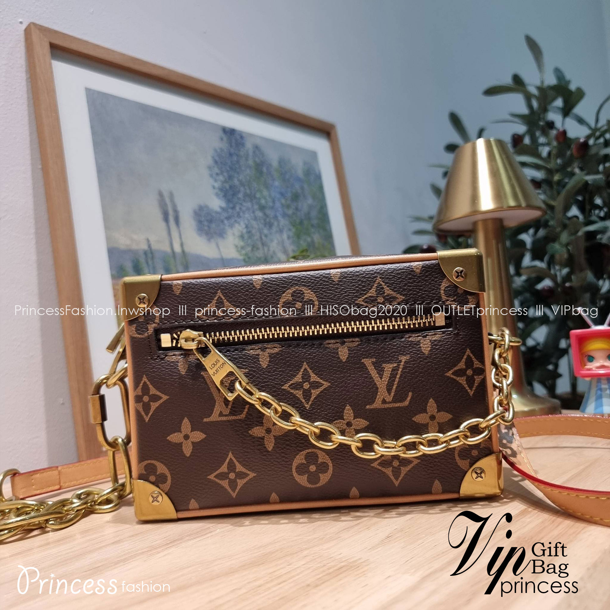 LV MINI SOFT TRUNK ไอเท็มหรูหราย้อนยุค ผสมผสานความทันสมัย ด้วยการตกแต่งขอบด้วยโลหะ รูปทรงกล่องสัดส่วนสวยลงตัว โดดเด่นชวนมอง
