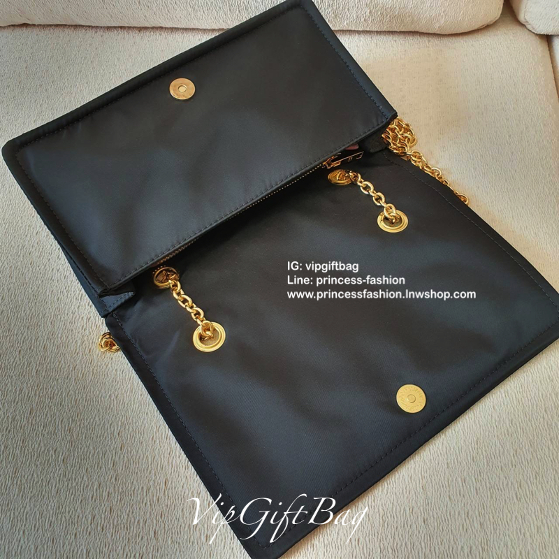 Prada nylon chain crossbody เหมาะกับสาวๆสุดแซ่บ วัสดุทำจากผ้าไนล่อน สามารถกันน้ำได้ อะไหล่ทองทั้งใบเปิดปิดด้วยกระดุมแม่เหล็ก ภายในมีช่องซิปใหญ่แยก1ช่อง สามารถใส่กระเป๋าสตางค์ยาวได้ ขนาดกะทัดรัด สะพายออกงานได้เลยค่ะ สาวๆต้องมี
