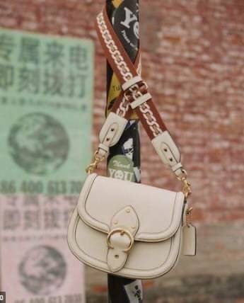 สวย หรู แถมสุดคุ้มกันเลยจร้าา💋 COACH BEAT SADDLE BAG ((C3837//C0749)) พร้อมส่งที่ไทยอีกครั้ง ห้ามพลาดค่าา!! กระเป๋าสะพายครอสบอดี้ร์ วัสดุหนังแท้ชั้นดีที่สุด! หนังสวย บวกกับอะไหล่แบรนด์ที่ดูเด่นคลาสสิคตรงด้านหน้าค่ะ เปิดปิดกระเป๋าแบบกดล็อค ภายในสาม