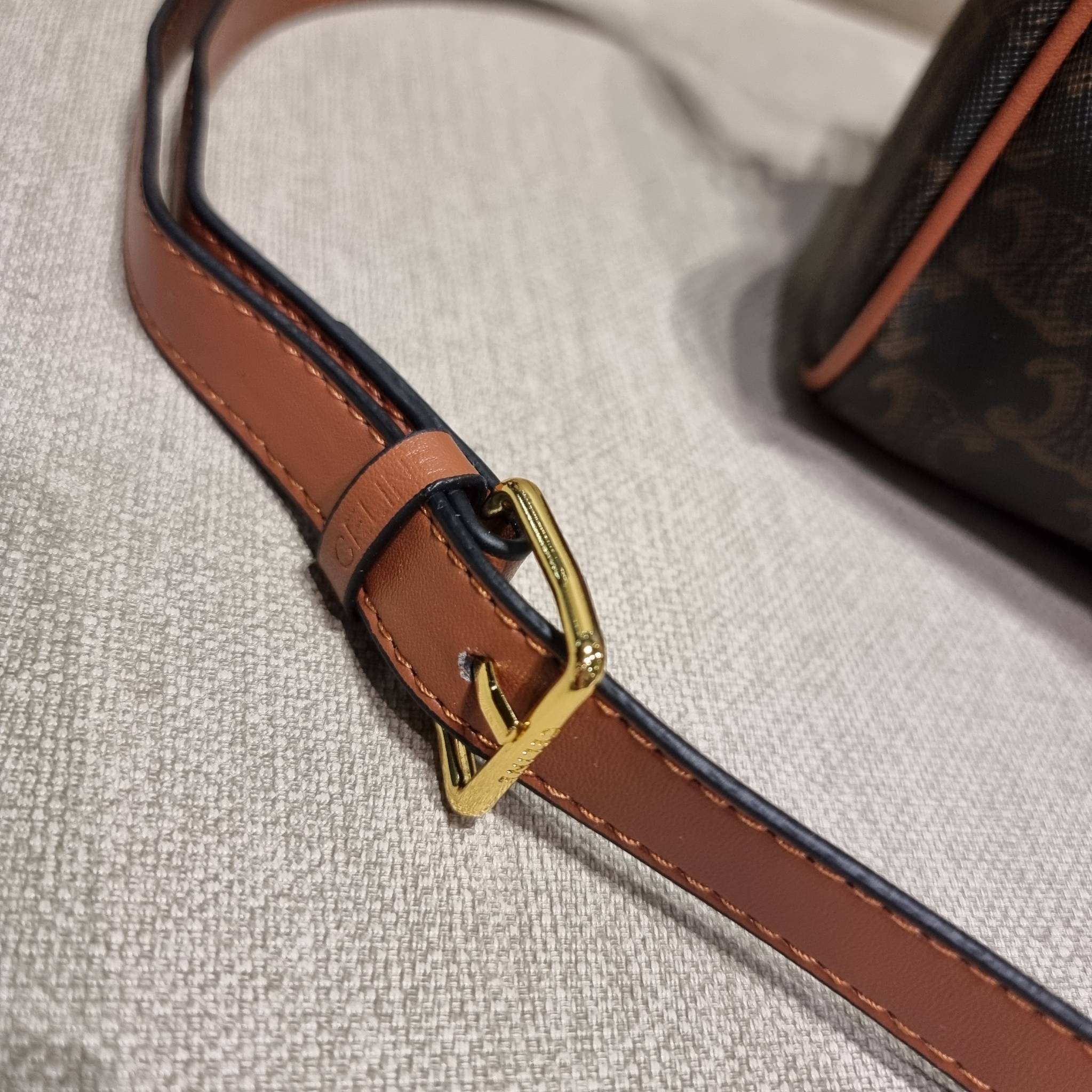 CELINE BOSTON BAG IN TRIOMPHE CANVAS AND CALFSKIN ยอดฮิตกับลวดลายเอกลักษณ์ สุดคลาสสิค กับกระเป๋ากึ่งเดินทาง ไซส์กำลังดี ที่สามารถใช้ได้ทั้งหนุ่มๆและสาวๆ วัสดุหนังแคนวาสตัดสลับหนังแท้ เปิด-ปิดด้วยซิป ใช้งานสะดวก และยังมีพวงหนังห้อยและแม่กุญแจล็อคซิปได้ มาพ