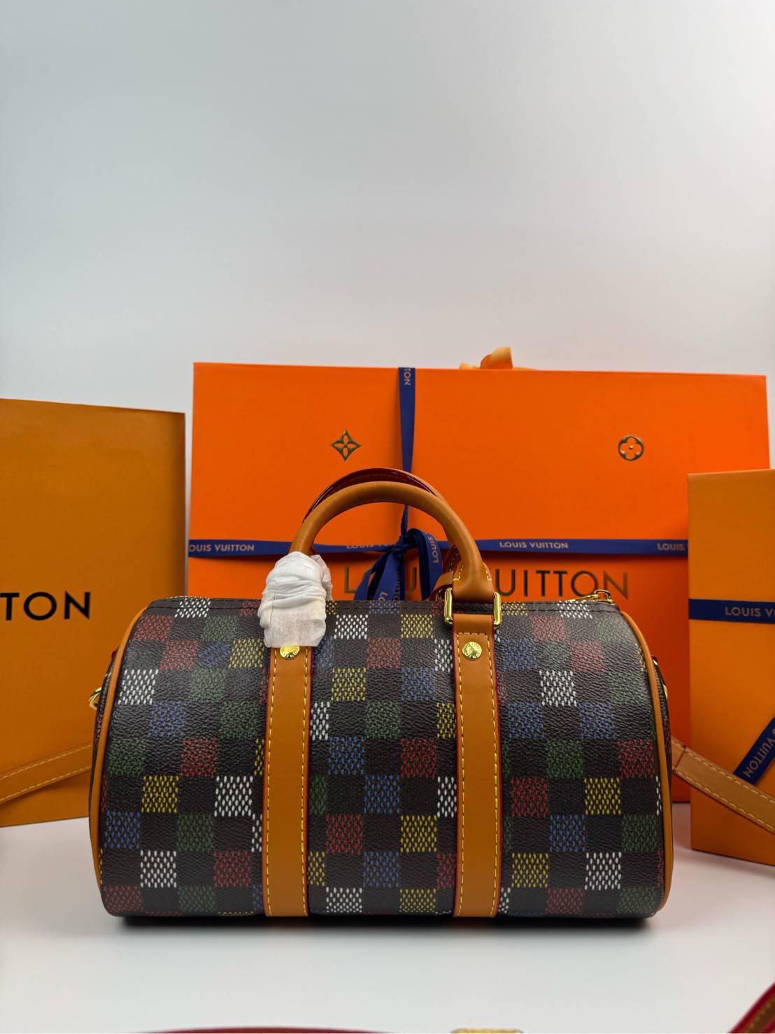 ORI หนังแท้ | LV Keepall Bandoulière 25 Bag กระเป๋าทรงหมอนซิตี้ ดีไซน์ใหม่จาก LV Vers Damier Ebene โดดเด่นที่ลายช่องสี่เหลี่ยมดุจระบายสีด้วยมือพิมพ์ลงบนลายตารางหมากรุก แต่งดีเทลหรูหราผสานอดีตเข้ากับปัจจุบันได้อย่างมีสไตล์