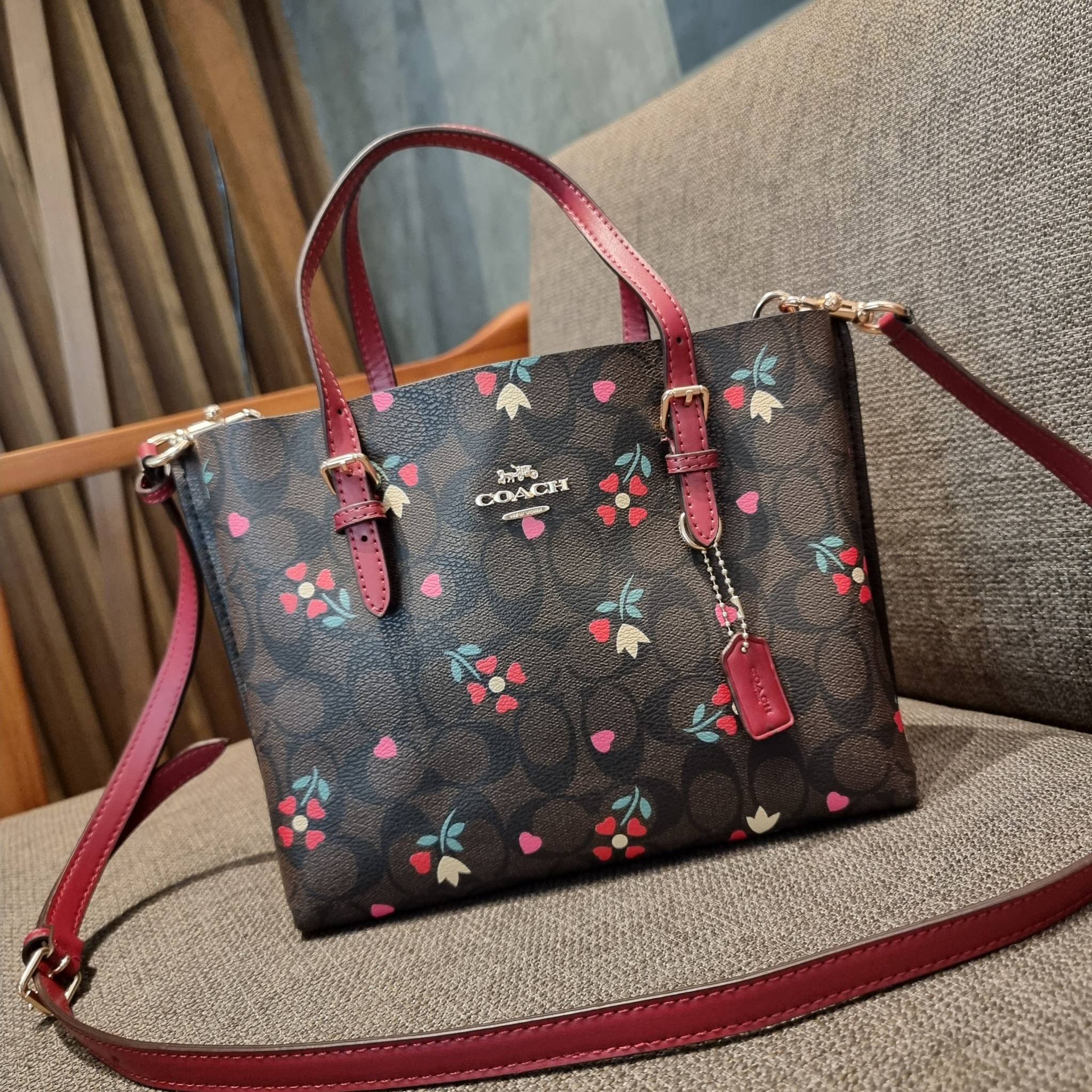 COACH C4250 MOLLIE TOTE 25 IN SIGNATUE CANVAS WITH HEART FLORAL ดีไซน์ใหม่ล่าสุด กระเป๋าโท้ทไซส์เล็กที่สาวๆต่างก็ต้องปักใจรัก รอบนี้น้องถูกเติมแต่งลวดลายดอกไม้ เพิ่มดีเทลความน่าใช้ไปอีก วัสดุหนังแคนวาส ทนทาน ภายในโล่งกว้าง มีช่องซิปกลางใส่ของได้ ขนาดกำลัง