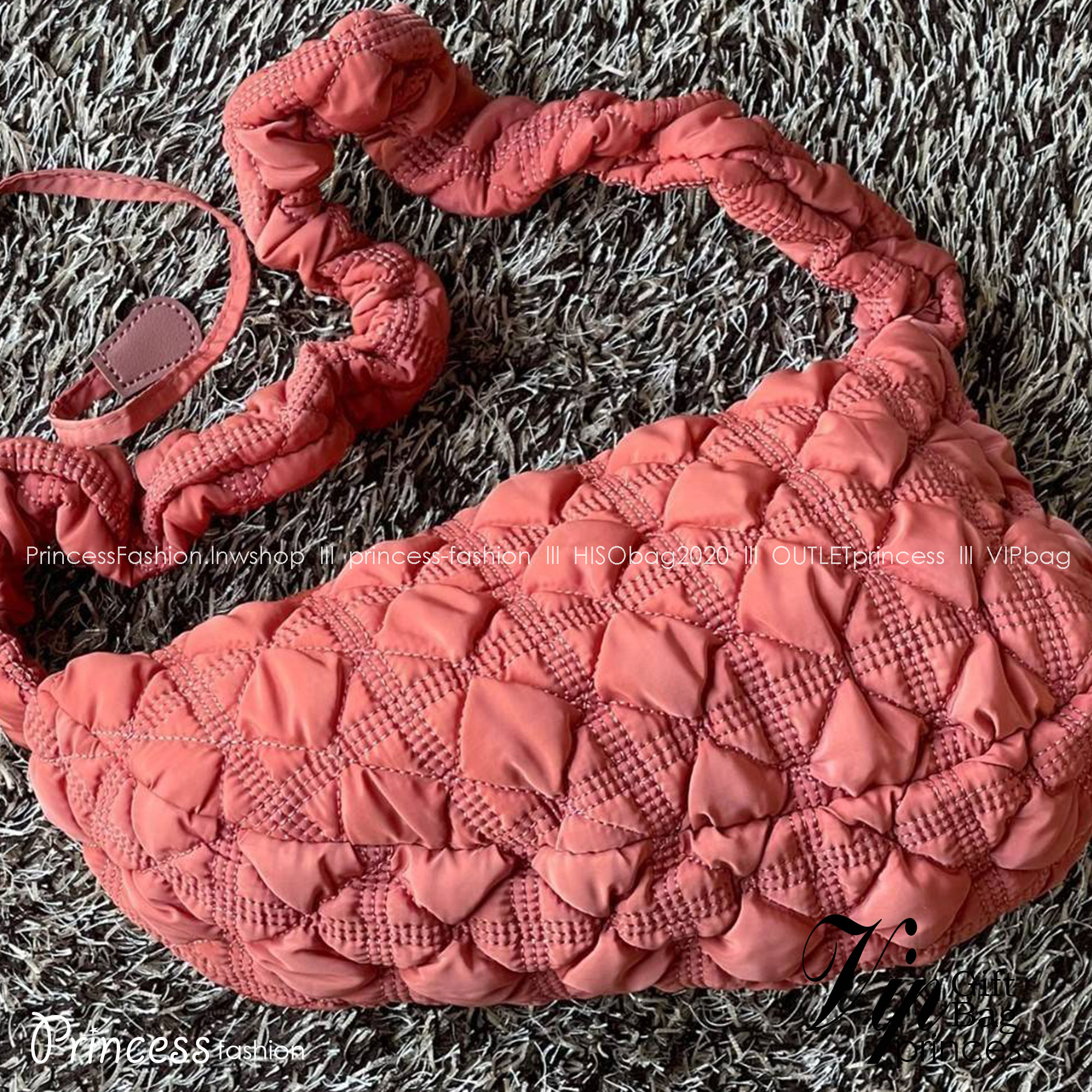 Cozy Shoulder Bag / Carlyn Bag 2022 สายแฟชั่นเกาหลีห้ามพลาด‼️ เป็นกระเป๋าที่กำลังได้รับความนิยมอย่างมากในเวลานี้ ถูกออกแบบมาให้มีลักษณะนุ่มนิ่มไม่ต่างจากพัฟเฟิลโค้ตหรือผ้านวม เลือกหยิบมาใช้ แมตช์เข้ากับคอสตูมได้ในแต่ละวัน