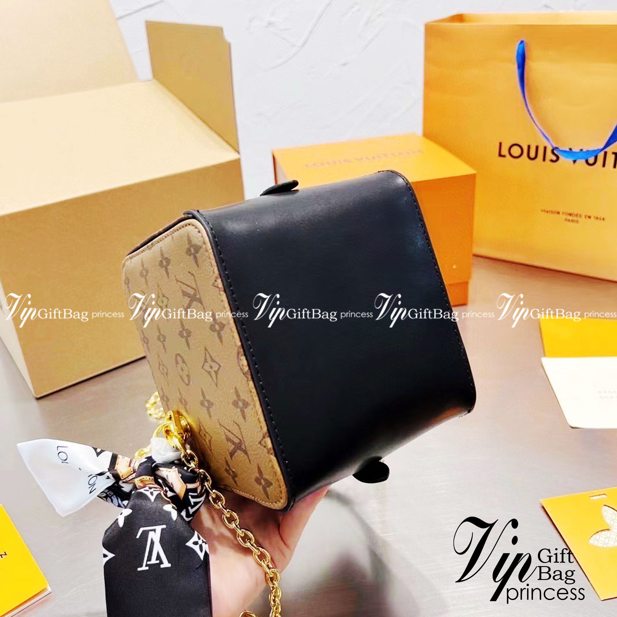 LV Square Bag กระเป๋าสะพายทรงกล่อง หนังลายโมโนแกรมมาใหม่ มาพร้อมสายสะพายยาว อะไหล่สีทอง โดดเด่นด้วยด้วยรูปทรง รังสรรค์ลงตัวได้อย่างคลาสสิค ใบจริงสวย ไม่ซ้ำใคร ได้ไปไม่ผิดหวังแน่นอน แนะนำห้ามพลาดเลยจร้าสาวๆ