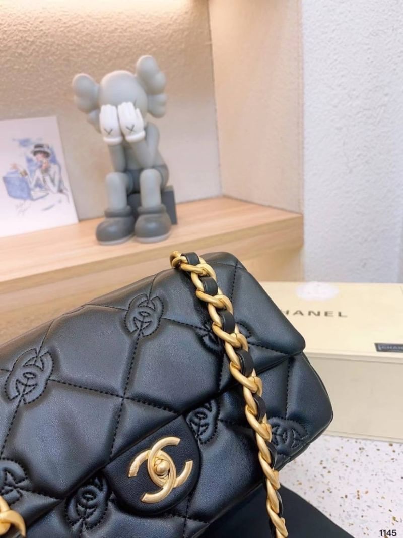 Chanel Flap Bag กระเป๋าสะพายทรงคลาสสิกดีไซส์เป็นเอกลักษณ์ที่ ปั้มโลโก้แบรนด์ที่ตัวกระเป๋า สวยเด่นชัด มาพร้อมสายสะพายโซ่สลับหนังเส้นใหญ่ ทนทาน ดูแพง ชวนสะสม ตอบโจทย์ได้ดีกับทุกสไตล์