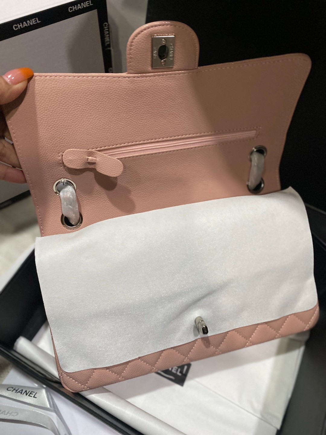 CHANEL Classic Medium Flap Bag กระเป๋าสะพายคลาสสิกรุ่นยอดนิยมตลอดกาล ดีไซน์เรียบหรูหราขับผิว งานหนังแท้สวยมาก มีอะไหล่เงินและทอง สุดยอดเดอะเบสท์ไอเท็ม