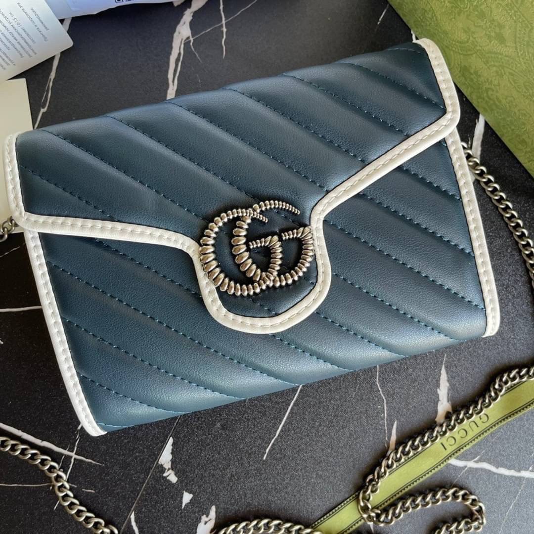 หนังแท้ GG Marmont matelassé mini bag พร้อมส่งที่ไทย GUCCI Wallet on Chain ภาพสินค้าถ่ายจากงานขายจริง รุ่นนี้หนังสวยมากค่ะ ละมุนที่สุด ใส่บัตร ใส่แบงค์ได้ รับรองว่าจะเป็นกระเป๋าที่จะหยิบใช้งานได้บ่อยๆ รับประกันความสวยปังค่าาา
