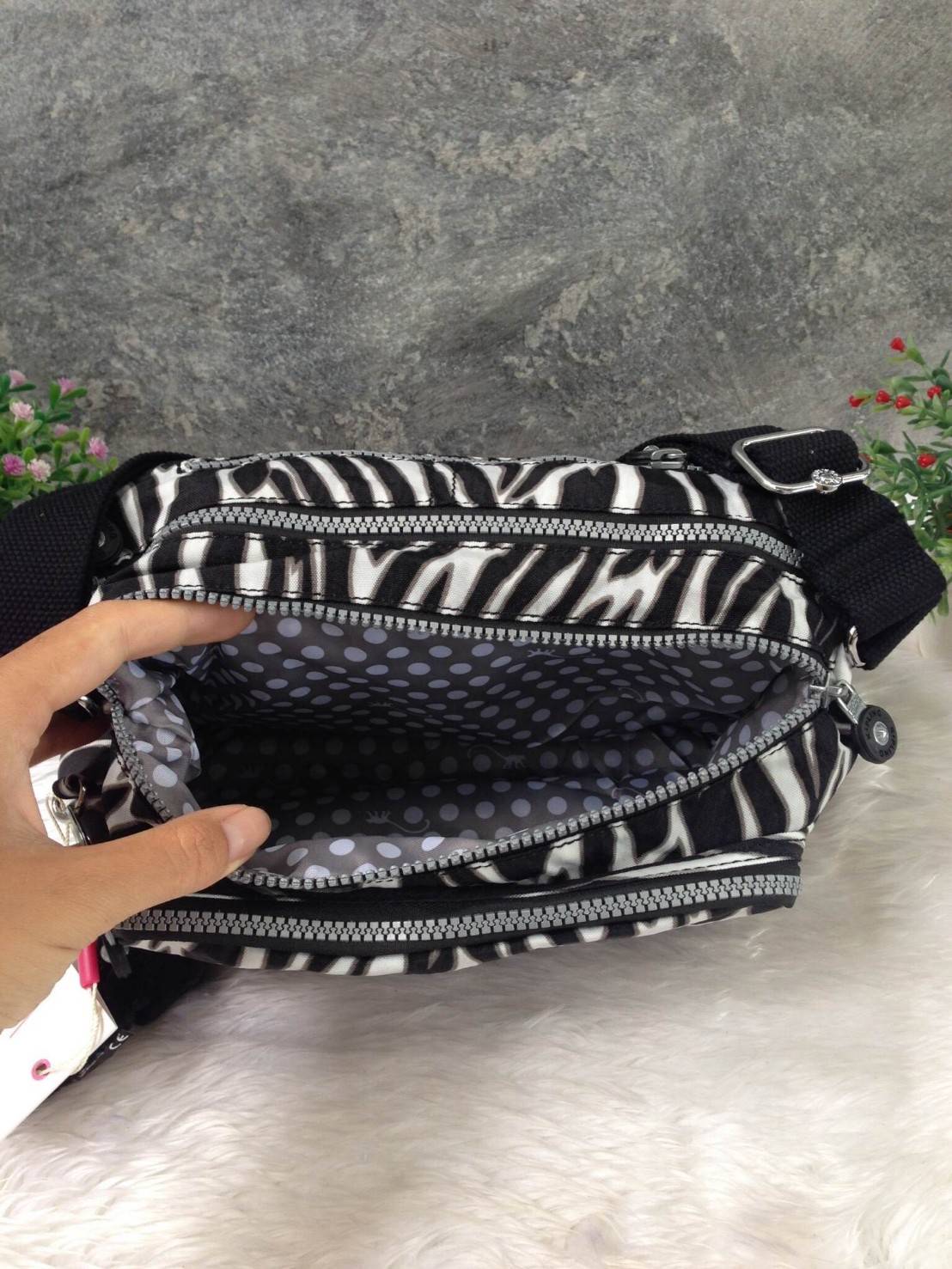 🎄กระเป๋าสะพาย KIPLING รุ่น Reth วัสดุไนล่อนคุณภาพดี มาพร้อมดีไซน์ทันสมัย และสามารถใช้งานได้อย่างดี เข้ากับทุกการแต่งตัว โดดเด่นด้วยพื้นที่ภายในและช่องต่างๆ ที่ให้คุณจัดเก็บของสำคัญได้ครบถ้วน ไม่ว่าจะเป็นมือถือ ปากกา หรือไอเท็มจำเป็นของคุณ สายสามาร