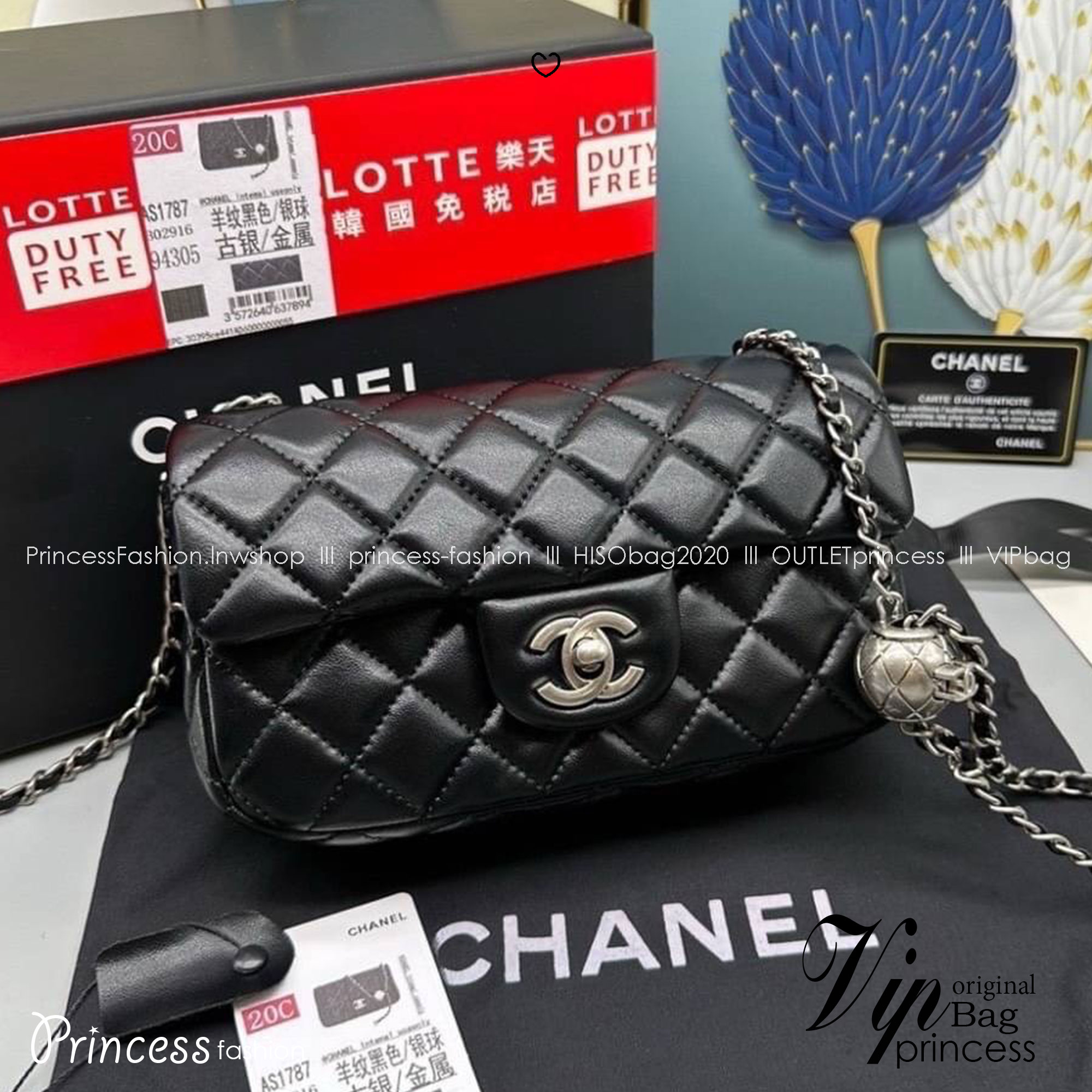 Chanel pearl crush mini flap bag กระเป๋าสะพายทรงคลาสสิก โดดเด่นด้วยอะไหล่ทรงมุกแต่งโลโก้แบรนด์ สวยหรู ดูแพง ผู้ดีมากๆ สะพายออกงานได้สวยๆเลย หรือจะสะพายไปทำงาน ไปเที่ยวก็เหมาะ จะซื้อเป็นของขวัญหรือใช้เอง ก็คุ้มค่าแน่นอนจ้า