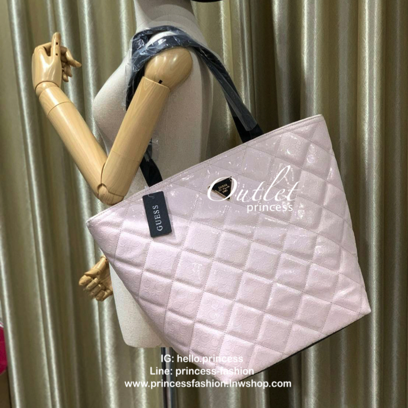 Guess Large Tote Bag กระเป๋าถือทรงช้อปปิ้ง ที่มีน้ำหนักเบา สามารถจุได้เยอะ วัสดุหนังpuหนังนิ่ม นุ่มมือต่อผิวสัมผัส มีดีเทลที่ตัวกระเป๋าปั้มโลโก้G เป็นซิกเนอเจอร์รอบใบ สามารถใส่เอกสารเอสี่ได้ เปิดปิดด้วยซิปเดียวด้านบน ภายในบุผ้าลายG มีช่องเล็กแยกเป็นสัดส่ว