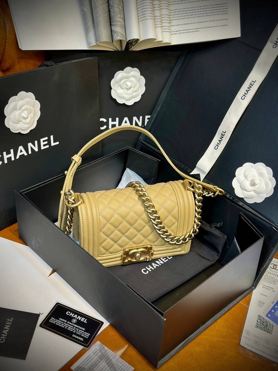 CHANEL BOY BAG 20cm กระเป๋าสุดคลาสสิคตลอดกาล งานหนังแท้ ขนาดเล็กน่ารัก ไม่ว่าเวลาจะผ่านไปเเค่ไหนก็ไม่เคย Out สำหรับรุ่นนี้ เรียบ หรู คลาสสิค ผู้ดี ไฮโซที่แท้ทรูอะไหล่เงินรมขวัญสวยมากค่ะ 🧡เกรดท็อปออริ เทียบแท้ 1:1 ใช้งานต่างประเทศได้