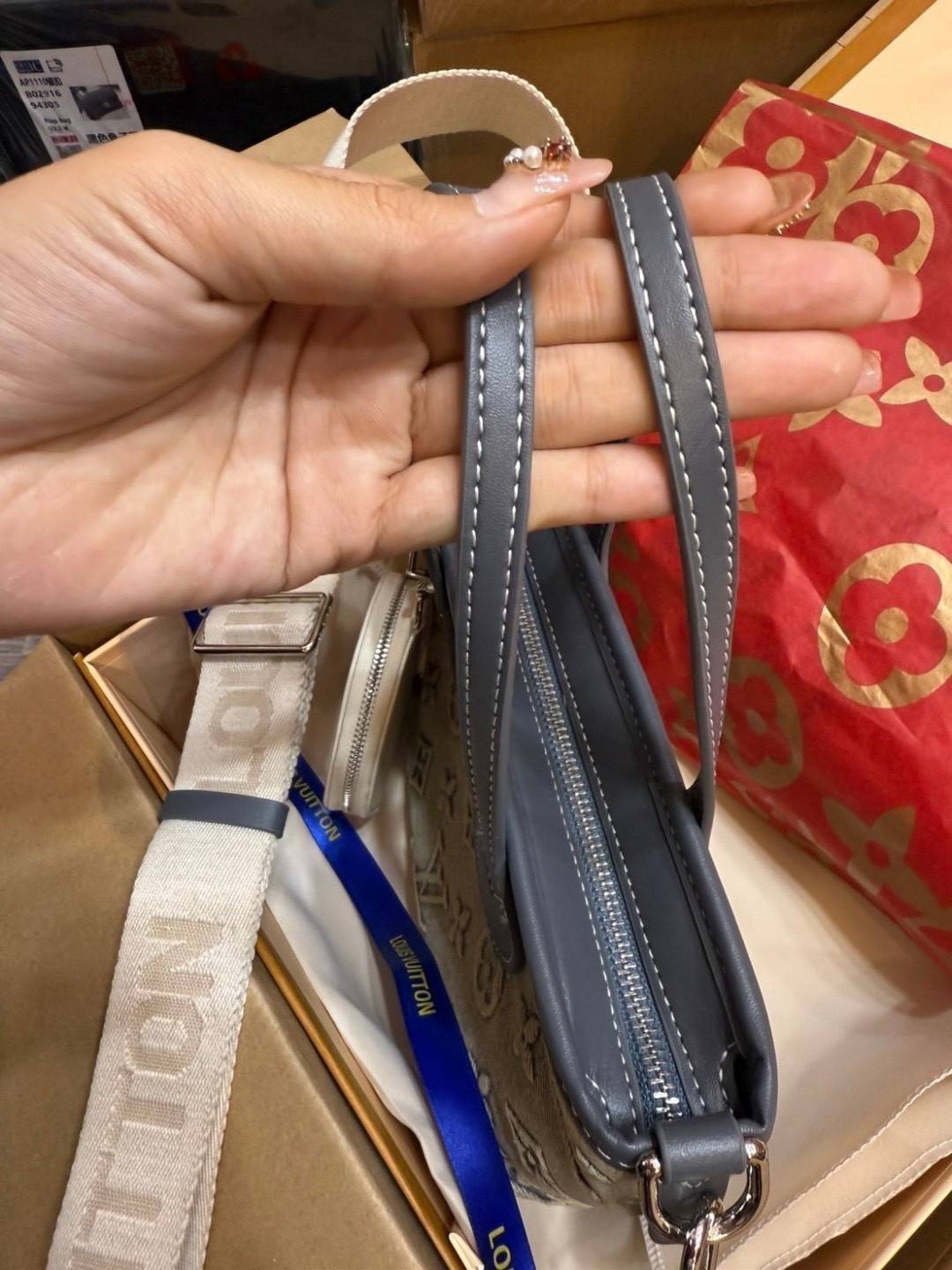 LV Neverfull Denim Mini Bag ดีไซน์ใหม่ล่าสุดก่อนใคร กระเป๋าทรงโท้ทมินิไซส์ ที่ไม่ได้เล็กตามชื่อ มาในรูปแบบ washed denim สวยคลาสสิค ดูแพงสุดๆ