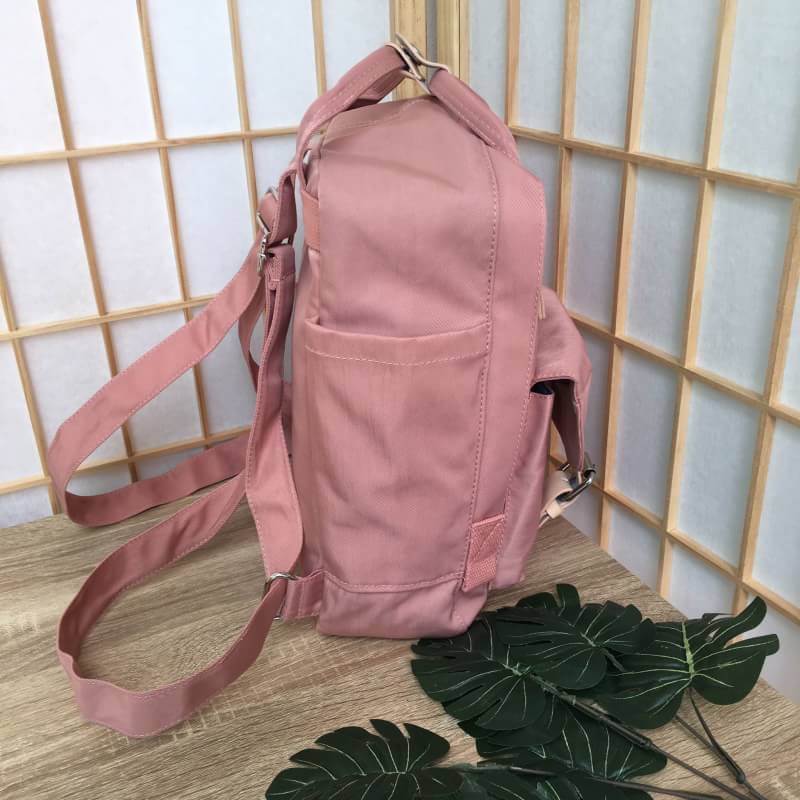 ของแท้ Doughnut mini bagpack กระเป๋าเป้ทีฮิตกันมากในหมู่วัยรุ่นฮองกง ด้วยสีสันที่โดดเด่น โทนสีพาสเทล ดีไซน์น่ารัก ทันสมัย กันน้ำได้ ช่องใส่ของหลายช่องแยกเป็นสัดส่วน จะสะพายไปเรียนหรือเที่ยวได้ในใบเดียวเลยคร้าา