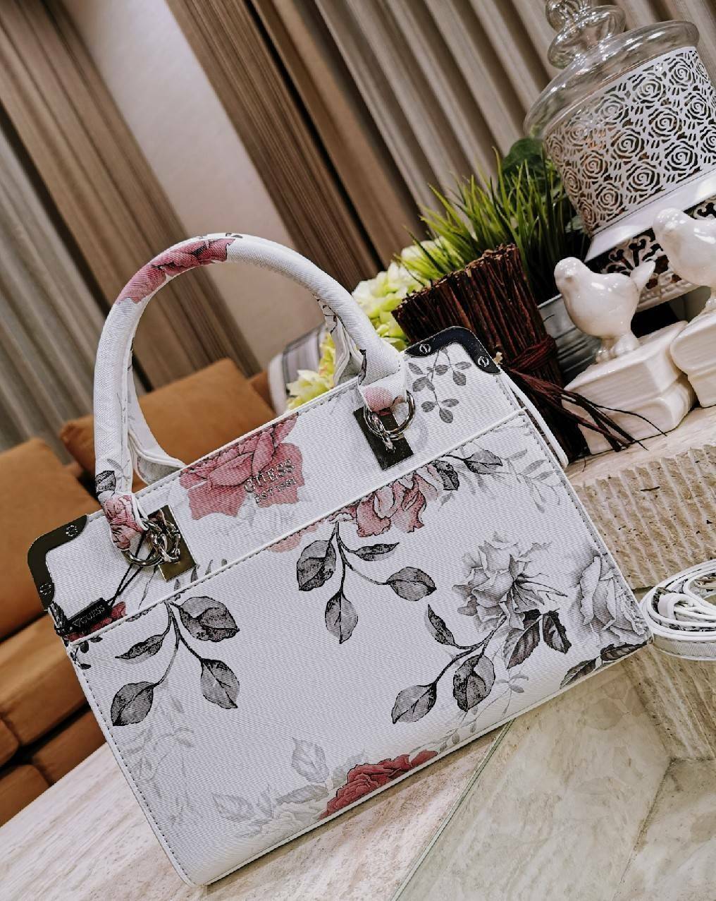 GUESS WOMAN CROSS BODY BAG กระเป๋าถือ/สะพายรุ่นใหม่ล่าสุดจาก GUESS FACTORY หนังสวยอยู่ทรงแข็งไม่ย้วย ขนาดกำลังดี น้ำหนักเบาด้านหน้าประดับโลโก้แบร์นพร้อมอะไหล่เงินที่หูหิ้วและมุมขอบกระเป๋าเพิ่มดีเทลเก๋ หูจับเเข็งแรงพับลงได้ เปิดปิดด้วยซิปสะดวกใช้ ภายในมีโล