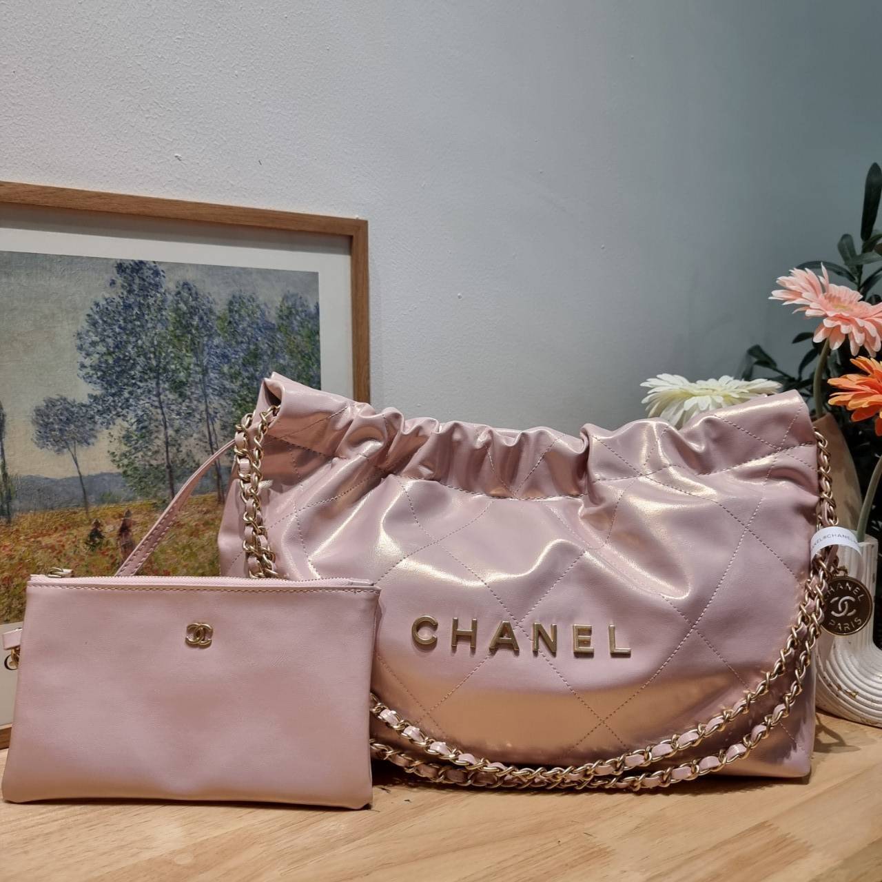 Chanel 22 horizontal bag แรงเกินต้านที่สุดกับไอเท็มนี้ ที่สาวๆหรือใครๆก็ต้องมี มาในไซส์ใหญ่ รูปทรงใช้ง่ายขึ้น แต่ยังจุได้หนักๆเหมือนเดิม ดูหรูหรา เกินเรื่องที่สุด