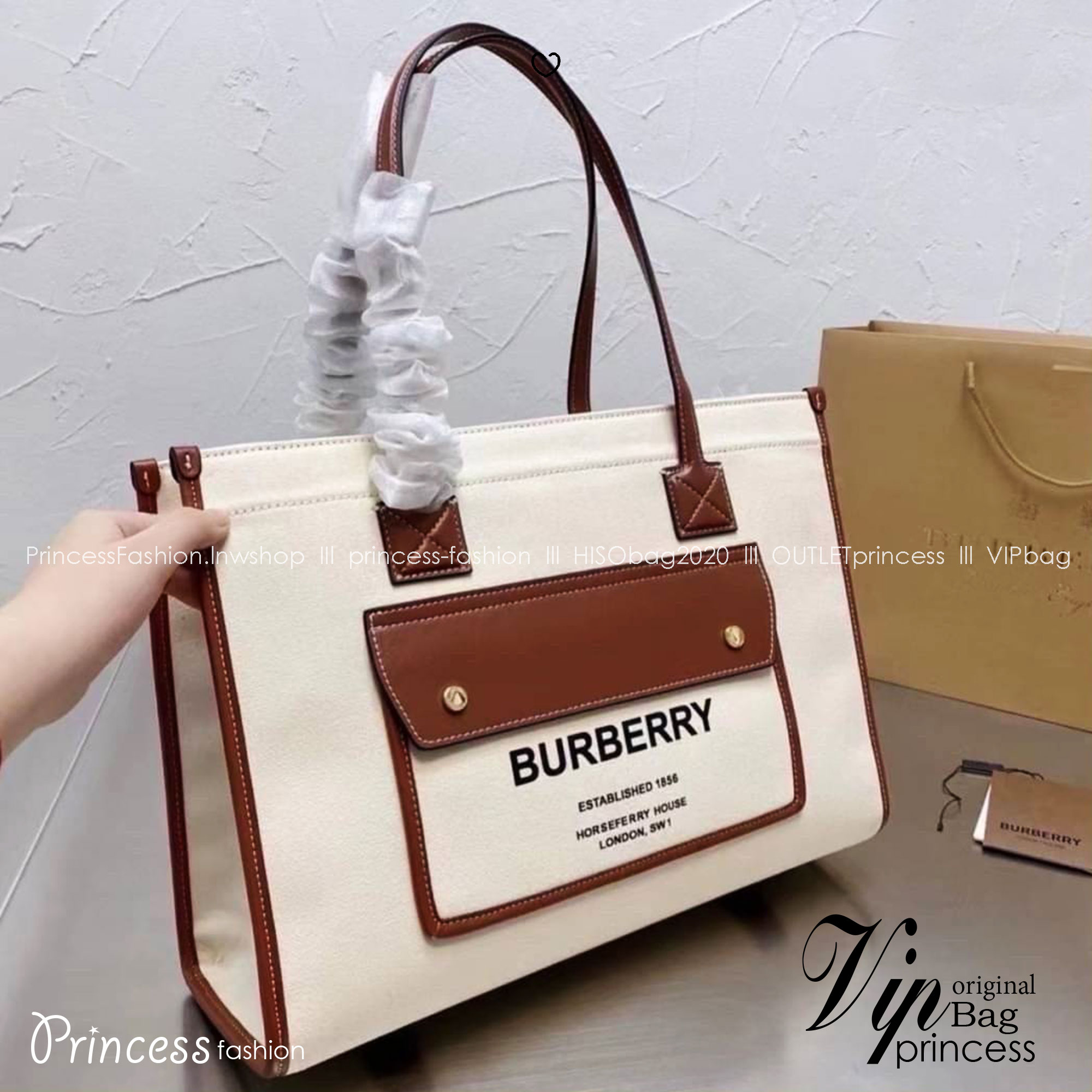 Burberry Freya Canvas Tote Bag Large กระเป๋าสะพายทรงโท้ทใบใหญ่จุใจ ดีไซน์ทรงเหลี่ยมสวยอยู่ทรง ด้านหน้ามีช่องใส่ของ ภายในโล่งกว้างจุของใช้ได้เยอะ
