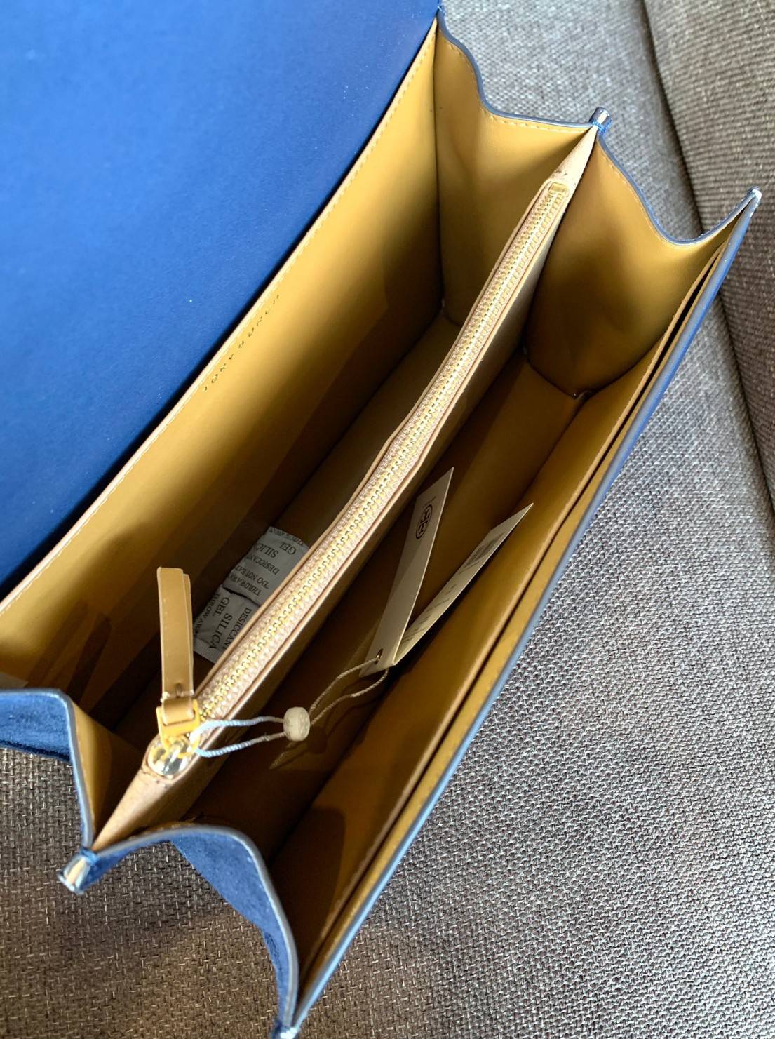 คุณภาพจัดเต็มกันเลยค่าา😘Tory Burch T Monogram Jacquard Shoulder Bag ห้ามพลาด! กระเป๋าสะพายแบบครอสบอดี้ร์ วัสดุJacquard+หนังแท้ชั้นดี ได้ลงตัวสวยงาม รูปแบบร่วมสมัยตามแบบฉบับแบรด์ได้ดีทีเดียวค่ะ! เปิดปิดกระเป๋าแบบอะไหล่แบรนด์ล็อคแม่เหล็ก