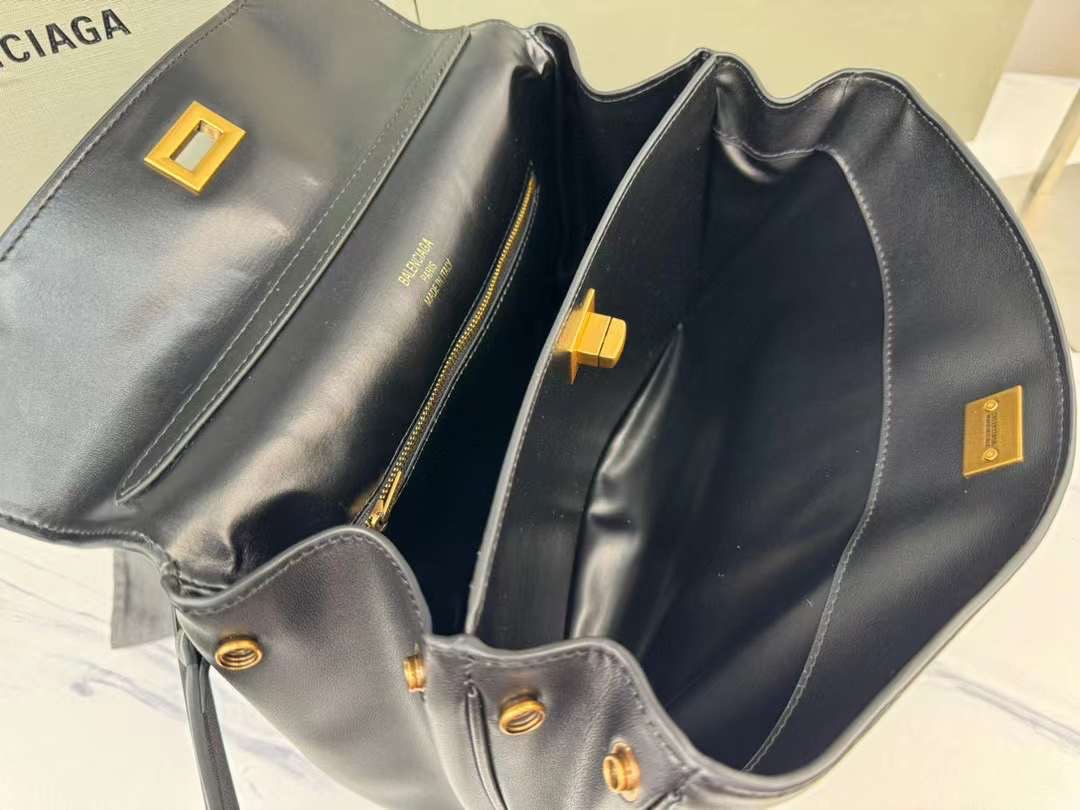 Balenciaga Rodeo Small Handbag in Black 25cm กระเป๋าสะพายหนังเรียบผิวสัมผัสนุ่มสบายผิว ดีไซน์เรียบหรูตามเอกลักษณ์ของแบรนด์ ภายในโล่งกว้าง จุของได้เยอะ