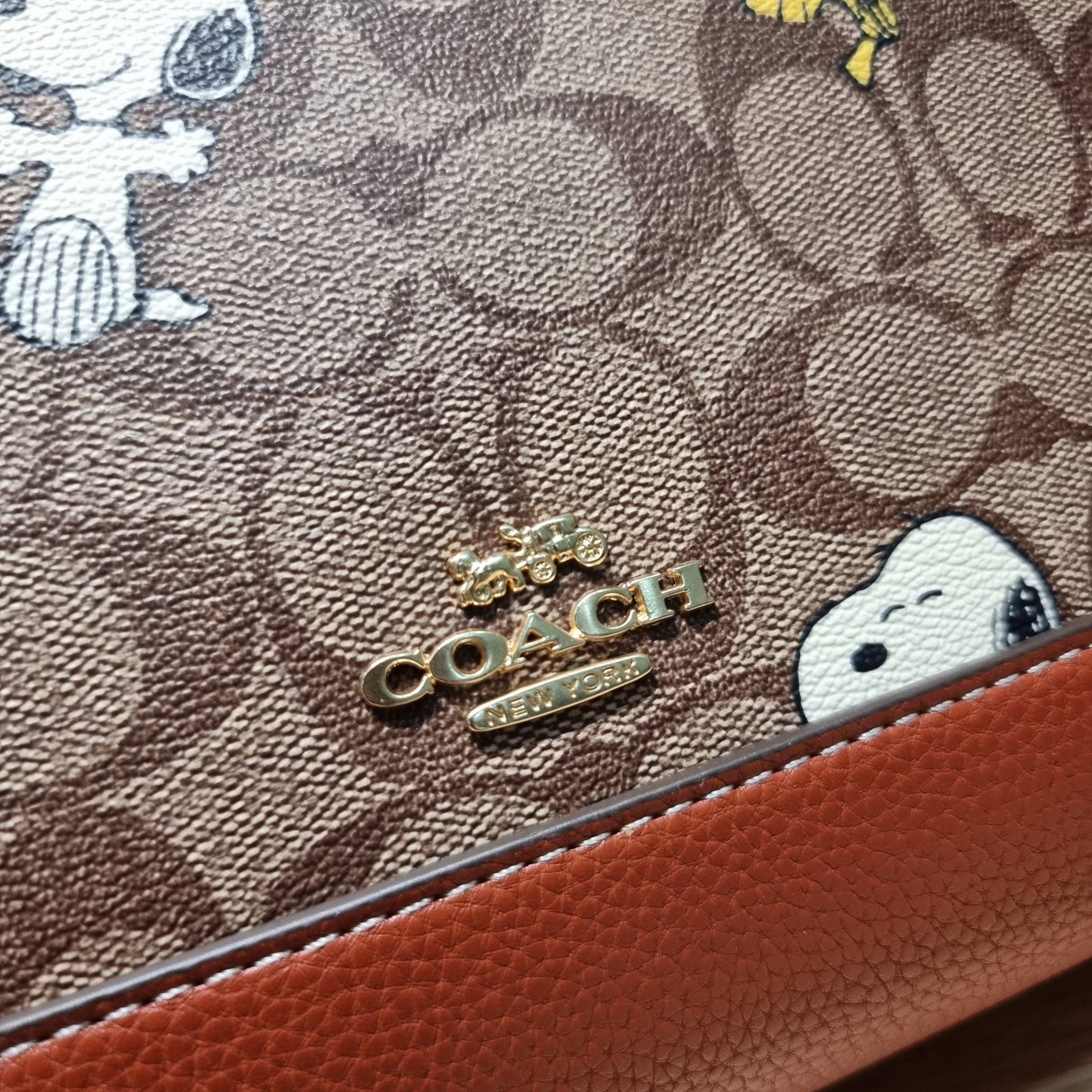 Coach X Peanuts Dempsey Carryall In Signature Canvas With Snoopy Woodstock Print CE862 คอลเลคชั่นใหม่ น่ารักเกินต้านไปมาก!! กับกระเป๋าทรงโท้ท ไซส์ใหญ่ ดีไซน์ลวดลายการ์ตูนยอดฮิต ที่ใครๆก็ต้องรู้จัก พิมพ์คมชัดลงบนหนังแคนวาส ตัดสลับด้วยหนัง pepble เพิ่มดีเทล