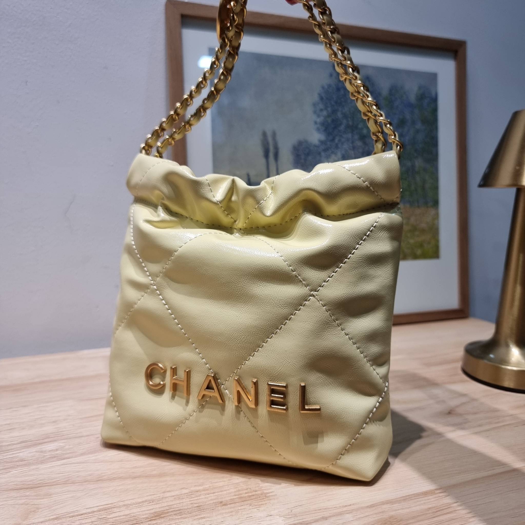 Chanel 22 mini bag / CHANEL 22 MINI HANDBAG พร้อมส่ง 4 สี กระเป๋าสะพาย ดีไซน์เรียบหรู โดดเด่นจากสายสะพายโซ่สีทอง และเหรียญโลโก้ ใช้ได้ง่ายๆไปเลยทุกโอกาส
