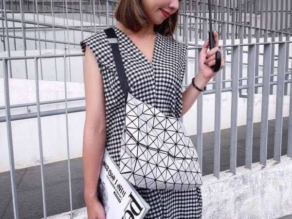 Baobao Issey Miyake Prism Sac ชาวมินิมอลทั้งชายและหญิงต้องถูกใจรุ่นนี้ เพราะ Prism Sac เป็นกระเป๋าแบบ unisex ที่มาพร้อมกับความเรียบง่ายของวัสดุเนื้อแมตต์ แต่ให้ลุคสไตล์เท่แบบคูลๆ โดดเด่นด้วยดีไซน์ที่ออกแบบมาให้ใช้งานที่ง่าย ตอบโจทย์ทุกสถานการณ์ฝาพับแบบเปิ