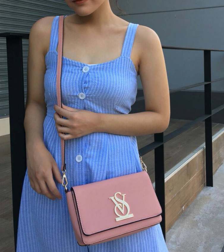 VICTORIA SECRET CLUTH & CROSSBODY BAG กระเป๋าสะพายข้าง แบบเรียบหรู วัสดุทำจากหนัง PU น้ำหนักเบา ด้านในมีช่องใส่ของหลักพร้อมช่องซิป ด้านหลังมีช่องเล็กอีก 1 ช่อง สายสะพายสามารถถอดออกหรือปรับระดับได้ ด้านในใส่กปต.ยาว + มือถือได้ทุกรุ่น ใบนี้แนะนำเลยค้า