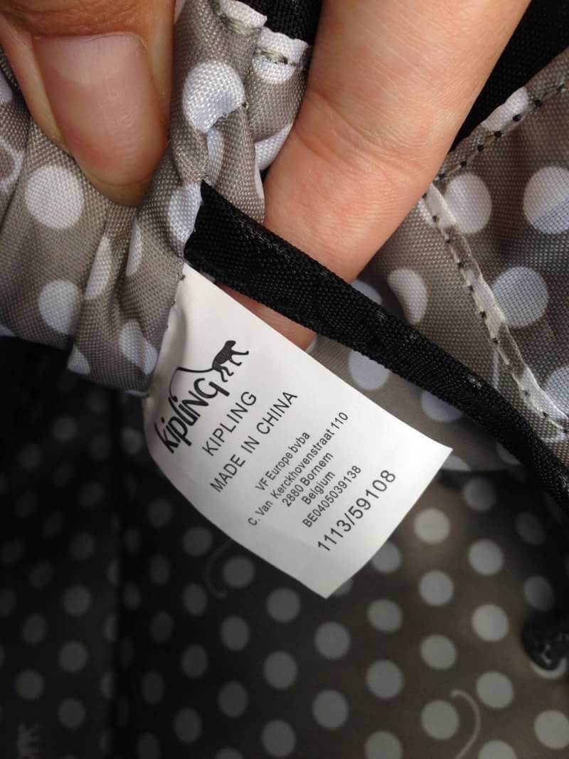 Kipling รุ่น Cicele กระเป๋าสะพายไหล่ใบใหญ่ สวยน่ารัก ตัวกระเป๋าด้านในเป็นช่องโล่งแบบปิดเปิดด้วยซิป มีช่องซิปด้านใน ด้านข้างกระเป๋า มี 2 ช่อง ปิดเปิด ด้วยเทป พร้อมที่ใส่โทรศัพท์ ปากกา และ MP 3 ในส่วนด้านใน และ ด้านข้างกระเป๋า ซ้าย-ขวา เป็นช่องขนาดเล็กสำหรั