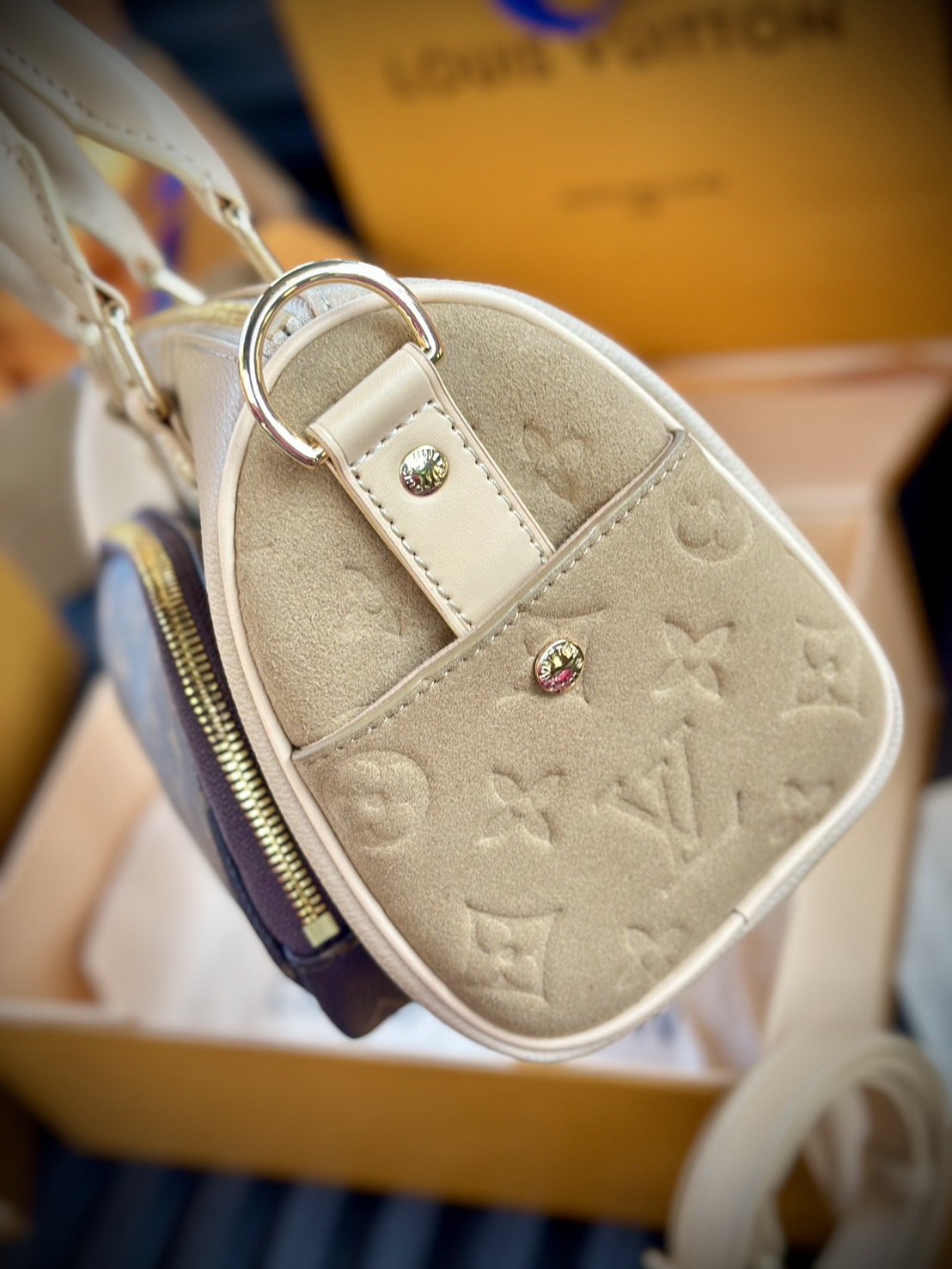 LV Keepall Bandoulière 25 Bag กระเป๋าสะพายคีฟออลดีไซส์ใหม่ ด้านข้างปั้มแบรนด์หนังกลับสวยโดดเด่น สีเบจสวยละมุนลงตัว ภายในโล่งกว้าง มีช่องย่อยด้านหน้าสะดวกใช้งาน