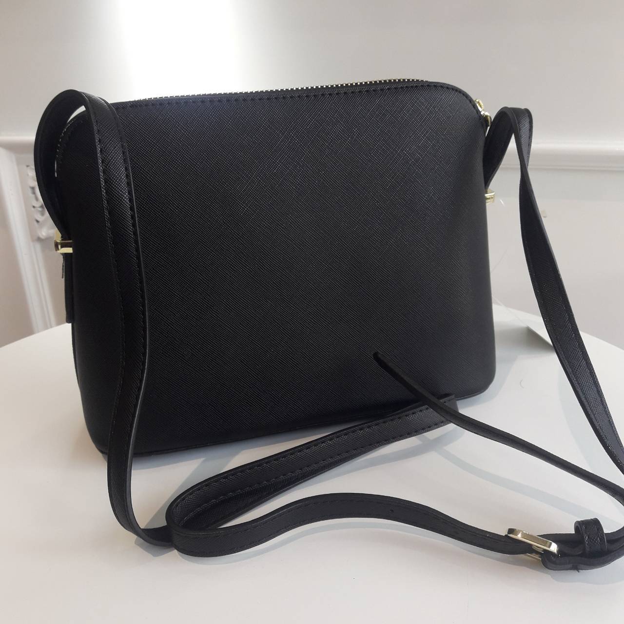 KATE SPADE CEDAR STREET MANDY แบรนด์ดังจากอเมริกาสุดฮิตของวัยรุ่น กระเป๋าสะพาย หนัง saffiano ขนาดน่ารักกำลังดี เปิดปิดด้วยซิปเดียวด้านบน ภายในมีช่องเล็ก1ช่อง ใส่มินิไอแพคได้ ความยาวสาย 117cm ปรับได้ถึง5ระดับ รุ่นฮิตอีกรุ่นที่ไม่ควรพลาดเลยคร้า