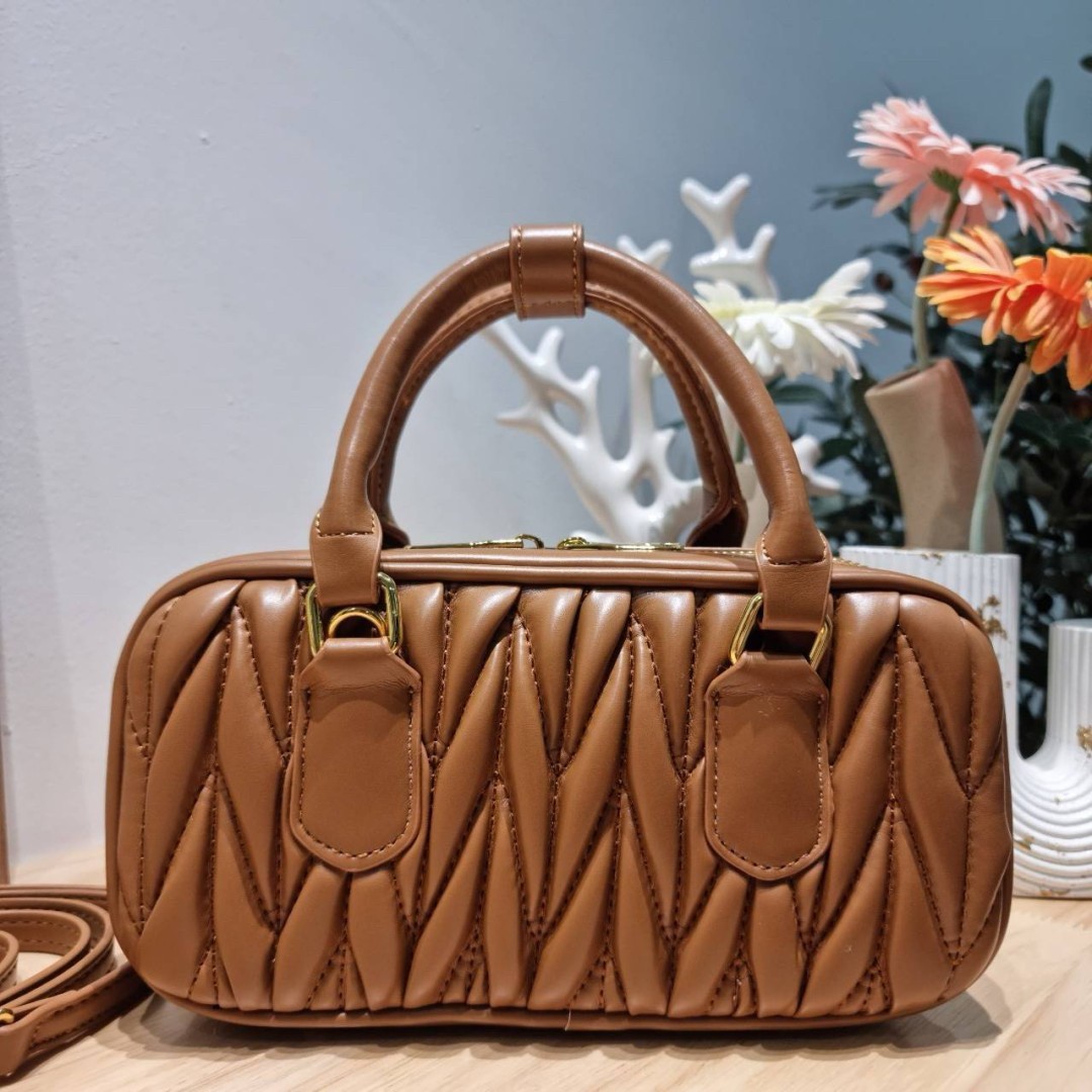 MIU MIU ARCADIE METELASSE LEATHER BAG กระเป๋าถือ/สะพายสุดชิค คุ้มมากไม่อยากให้พลาดน้า