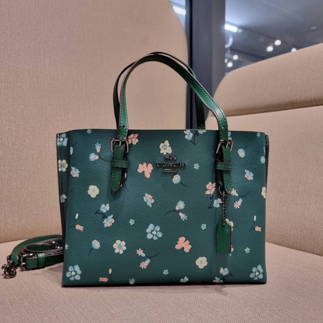 COACH C8613 MOLLIE TOTE 25 WITH MYSTICAL FLORAL PRINT คอลใหม่ล่าสุด ยังไม่เข้า shop ไทย สวยๆแบบไม่ต้องรอพรีฯให้ยาวนาน กับกระเป๋าโท้ทไซส์เล็กที่สาวๆต่างก็ต้องปักใจรัก สวยสมใจ ดีไซน์ลวดลายดอกไม้ คละเคล้าเต็มใบ สีสันสดใส น่าใช้สุดๆ วัสดุหนังแคนวาส ภายในโล่งก