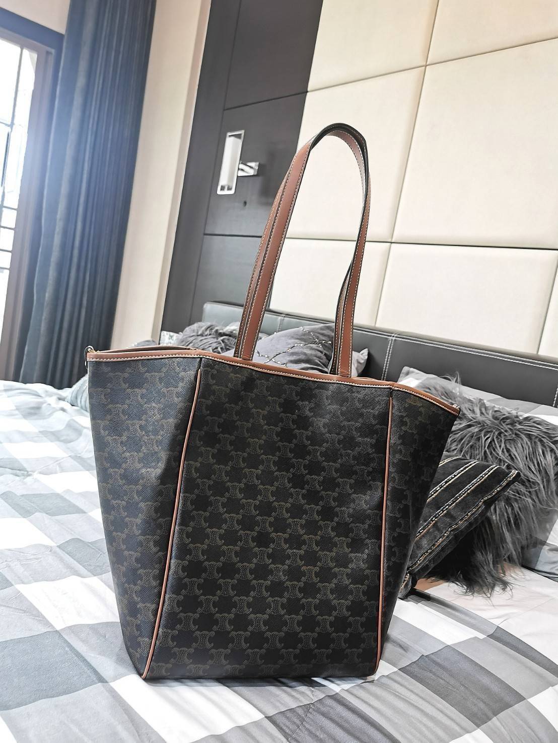 กลับมาตามคำเรียกร้อง! พร้อมส่งรุ่นหายากนะคะ!✴️ RARE ITEMS! NEW CELINE SHOPPING BAG VIP GIFT WITH PURCHASE (GWP) กระเป๋าสะพายพรีเมี่ยมกิ๊ฟ Limited จาก CELINE HAUTEPARFUME DUTY FREE วัสดุ TRIOMPHE CANVAS หนังสวยอยู่ทรงกันน้ำในดีไซน์ทรง TOTE สวยหรูคลา