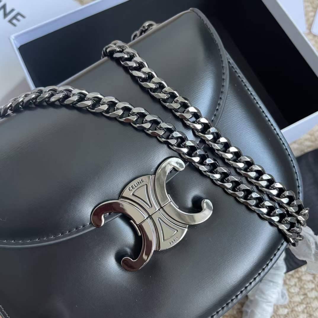 CELINE TEEN BESACE TRIOMPHE IN SHINY กระเป๋าสะพายคาดลำตัวรุ่นนี้นับว่าเป็นกระเป๋าอีกหนึ่งรุ่นในซีรีส์ Triomphe ที่ได้รับความนิยมอย่างมาก ด้วยรูปร่างทรงโค้งมนมีความคลาสสิกตามแบบฉบับแบรนด์