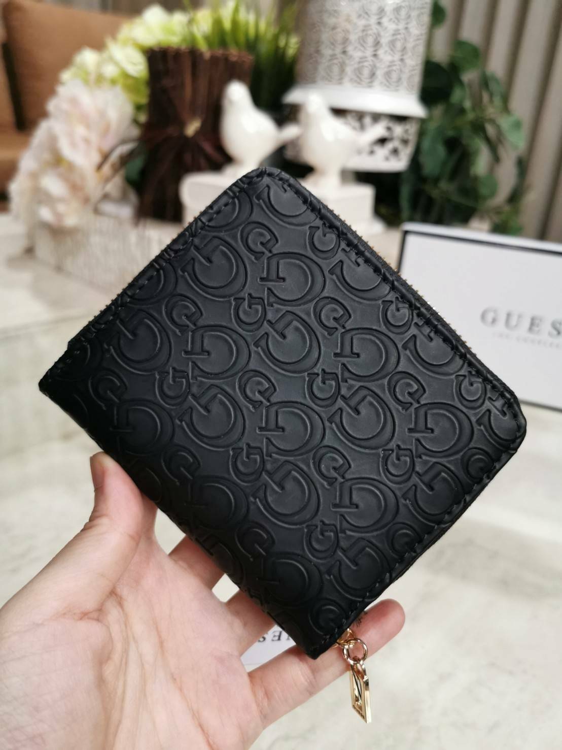 NEW ARRIVAL! GUESS FACTORY WOMEN'S SHORT WALLET กระเป๋าสตางค์สั้นรุ่นใหม่ล่าสุดไอเท็มแนะนำวัสดุหนังปั้มโลโก้รอบใบสวยอยู่ทรงด้านหน้าประดับโลโก้แบรนด์ ภายในมีทั้งช่องใส่ธนบัตร ช่องใส่เหรียญ ช่องใส่บัตรหลายช่อง ใส่เเบงก์พันได้ค่ะ ภาพถ่ายจากสินค้าจริงมาพ