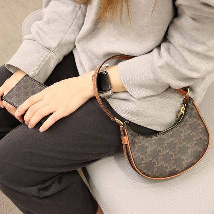 CELINE MINI AVA IN TRIOMPHE CANVAS AND CALFSKIN สวยเกินต้านกับน้องมินิ รุ่นสุดปัง ที่ใครเห็นก็ต้องว้าว กับกระเป๋าสะพายไหล่ ไซส์มินิ น้องน่ารักม้ากกก!! ไม่ไหว!! รูปทรงที่ไม่เหมือนใคร ใช้งานง่าย วัสดุหนังแคนวาสตัดสลับหนังแท้ สวยลงตัว รูดเปิด-ปิดด้วยซิป สายส