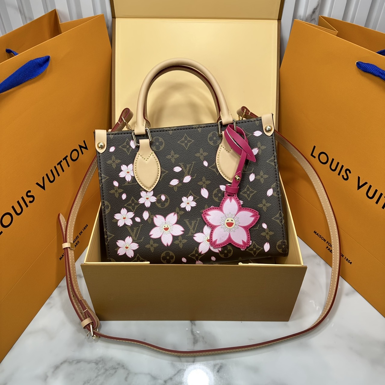 ORI หนังแท้ | คอลใหม่ดอกไม้แสนหวาน LV x TM Cherry Blossom bag กระเป๋าสะพายดีไซน์คลาสสิครุ่นสุดปัง ปรับลุคให้มีชีวิตชีวาด้วยลายดอกไม้เชอรี่บลอสซั่ม คอลใหม่สุดเอ็กซ์คลูซีฟ
