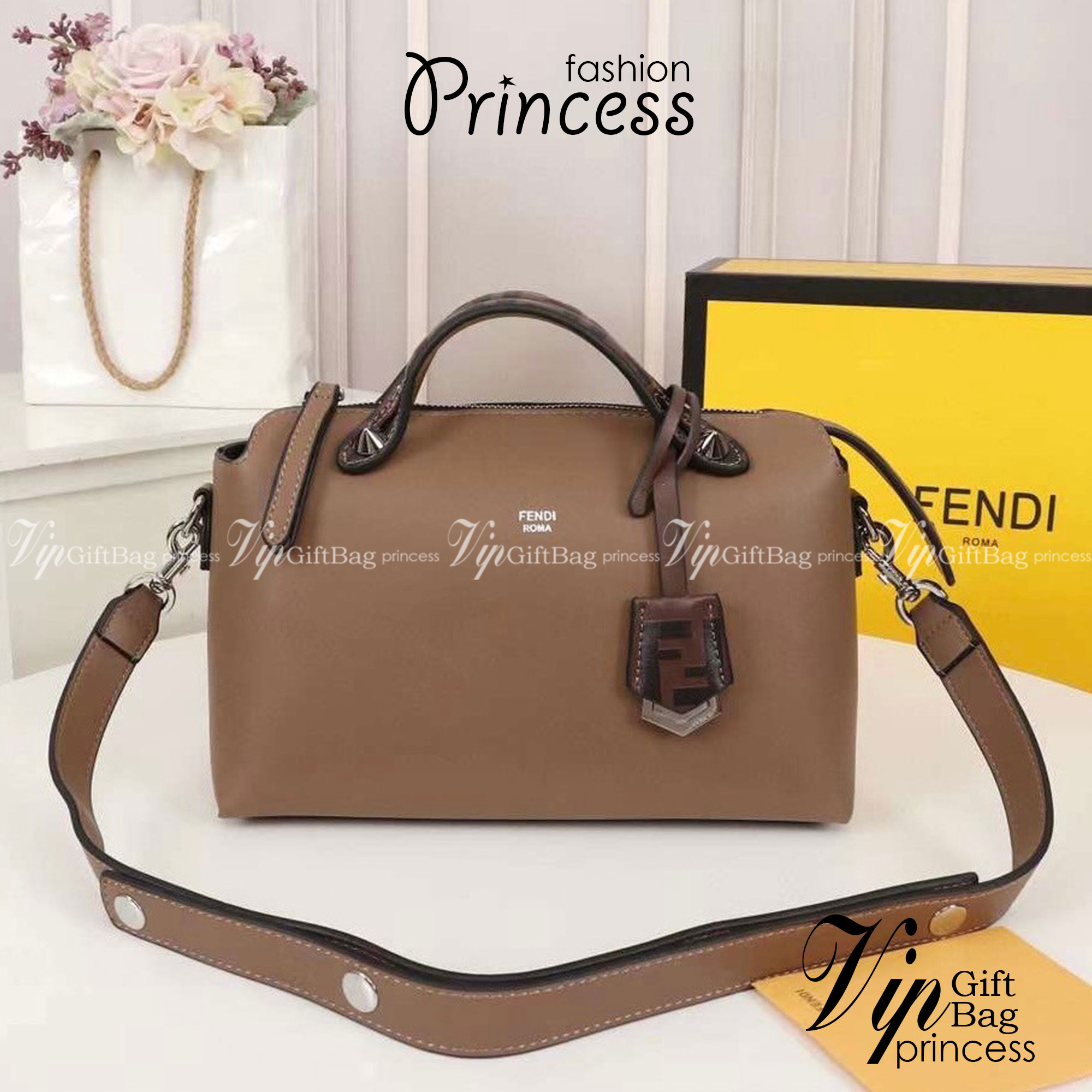 FENDI by the way small เกรดออริจินอล กระเป๋าถือ/สะพายข้างทรงหมอน รุ่นตามหา วัสดุหนังสวย มาพร้อมสายสะพายถอดออกได้ ใช้วันไหนๆกับชุดไหนๆได้หมดเลยทีเดียว อีกหนึ่งรุ่นที่ต้องแนะนำนะคะ