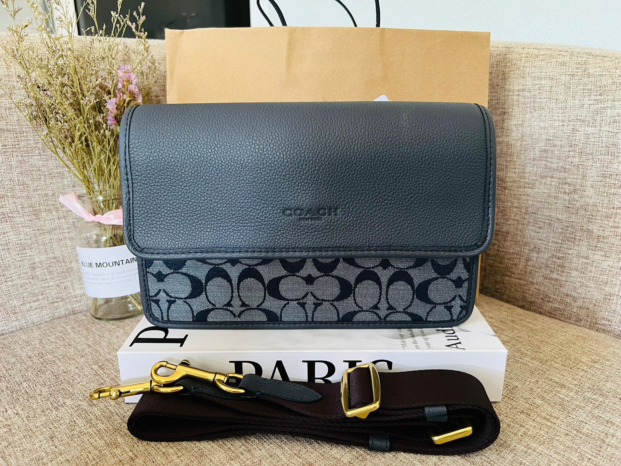 COACH Turner Flap Crossbody In Signature Chambray C8185 กระเป๋าสะพายหนังแชมเบรย์ซิกเนเจอร์และหนังธรรมชาติ ด้านในกระเป๋าซิป กระดุมแป๊ก ซับในหนัง กระเป๋าสลิปด้านนอก สายสะพายถอดได้ ยาว 25” สำหรับสะพายไหล่หรือสะพายข้าง