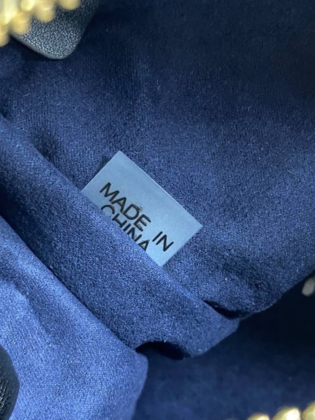 พร้อมส่งความสวย!!! medium TORY BURCH FACTORY MONOGRAM JACQUARD BOSTON BAG กระเป๋าถือหรือสะพายรุ่นใหม่ล่าสุดจาก TORY BURCH FACTORY วัสดุ Woven Jacquard & Leather ในลาย Jacquard คงเอกลักษณ์แบรนด์สวยอยู่ทรงดีไซน์โดดเด่นทรง Boston เปิดปิดด้วยซิปคู่สะดวกใช้ขนา